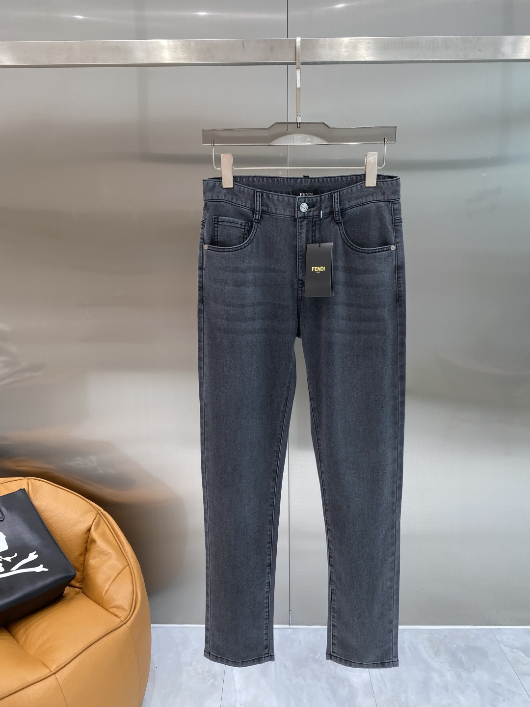 NO:907138,'Fenjia' 2026 latest jeans, best-selling counters, shared taste and value, very comfortable to wear, low-key yet luxurious, very classy to wear, and the trousers style and cut are needless to say. The upper body is exquisite and vivid. Really first-class top quality materials. Really top-level casual pants, using Turkish cotton. The most famous denim fabric is produced with outstanding quality. After heavy washing, the pants are very soft. The straight-leg version is not picky. The upper body is absolutely stylish.  Extremely luxurious!  Code number 29-36 next day,,fendi,jeans,19860909《芬家》 2026最新品牛仔裤 专柜热销款 品味与价值共享 身穿着非常舒适 低调不失奢华 穿出去非常有档次,裤型款式和裁剪亦无需多言 上身精致跃然.真正一等一顶级质料 真正殿堂级的休闲裤,选用土耳其的棉花 生产出最有名的单宁布品质卓然 经过重水洗使得裤子很柔软 直脚的版型 不挑人 上身绝对的有型 极度奢华！码数29-36隔天,,fendi,jeans,,Men's clothing
