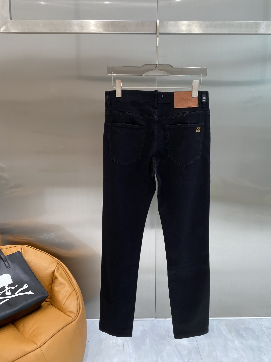 NO:907145,'Luojia' 2026 latest jeans, best-selling counters, shared taste and value, very comfortable to wear, low-key yet luxurious, very classy to wear, and the trousers style and cut are needless to say. The upper body is exquisite and vivid. Really first-class and top-quality materials. Really top-level casual pants, using Turkish cotton. The most famous denim fabric is produced with outstanding quality. After heavy washing, the pants are very soft. The straight-leg version is not picky. The upper body is absolutely stylish.  Extremely luxurious!  Code number 29-36 next day,,loewe,jeans,19860909《罗家》 2026最新品牛仔裤 专柜热销款 品味与价值共享 身穿着非常舒适 低调不失奢华 穿出去非常有档次,裤型款式和裁剪亦无需多言 上身精致跃然.真正一等一顶级质料 真正殿堂级的休闲裤,选用土耳其的棉花 生产出最有名的单宁布品质卓然 经过重水洗使得裤子很柔软 直脚的版型 不挑人 上身绝对的有型 极度奢华！码数29-36隔天,,loewe,jeans,,Men's clothing