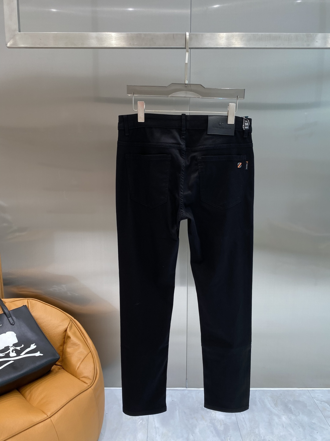NO:932672,'Jenny's' 2026 latest jeans, best-selling counters, shared taste and value, very comfortable to wear, low-key yet luxurious, very classy to wear, and the trousers style and cut are needless to say. The upper body is exquisite and vivid. Really first-class and top-quality materials. Really top-level casual pants, using Turkish cotton. The most famous denim fabric is produced with outstanding quality. After heavy washing, the pants are very soft. The straight-leg version is not picky. The upper body is absolutely stylish.  Extremely luxurious!  Code number 29-36 next day,,zegna,jeans,19860909《杰尼家》 2026最新品牛仔裤 专柜热销款 品味与价值共享 身穿着非常舒适 低调不失奢华 穿出去非常有档次,裤型款式和裁剪亦无需多言 上身精致跃然.真正一等一顶级质料 真正殿堂级的休闲裤,选用土耳其的棉花 生产出最有名的单宁布品质卓然 经过重水洗使得裤子很柔软 直脚的版型 不挑人 上身绝对的有型 极度奢华！码数29-36隔天,,zegna,jeans,,Men's clothing