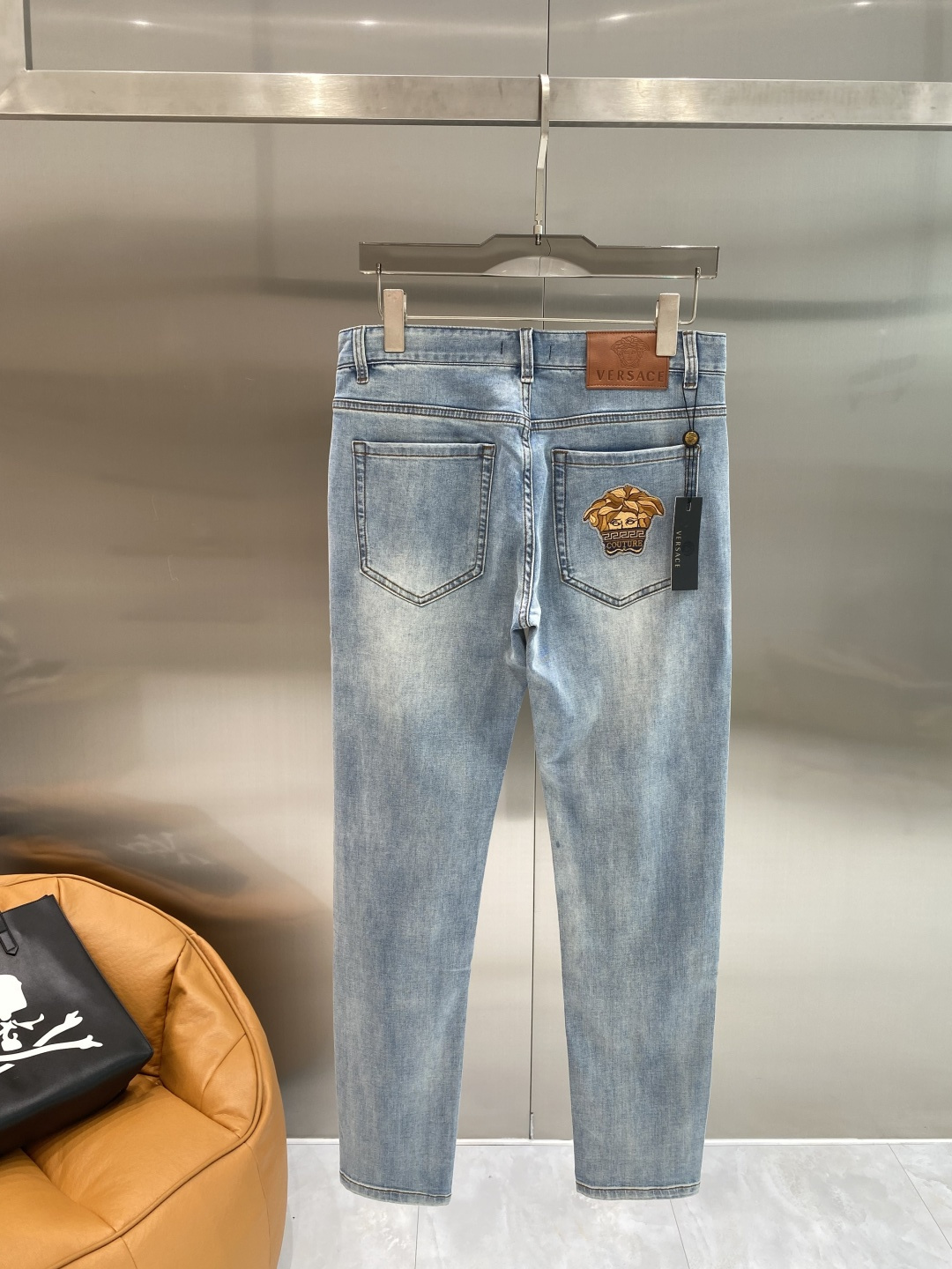 NO:907141,'Fan Family' 2026 latest jeans, best-selling counters, shared taste and value, very comfortable to wear, low-key yet luxurious, very classy to wear, and the trousers style and cut are needless to say. The upper body is exquisite and vivid. Really first-class and top-quality materials. Really top-level casual pants, using Turkish cotton. The most famous denim fabric is produced with outstanding quality. After heavy washing, the pants are very soft. The straight-leg version is not picky. The upper body is absolutely stylish.  Extremely luxurious!  Code number 29-36 next day,,jeans,19860909《范家》 2026最新品牛仔裤 专柜热销款 品味与价值共享 身穿着非常舒适 低调不失奢华 穿出去非常有档次,裤型款式和裁剪亦无需多言 上身精致跃然.真正一等一顶级质料 真正殿堂级的休闲裤,选用土耳其的棉花 生产出最有名的单宁布品质卓然 经过重水洗使得裤子很柔软 直脚的版型 不挑人 上身绝对的有型 极度奢华！码数29-36隔天,,jeans,,Men's clothing