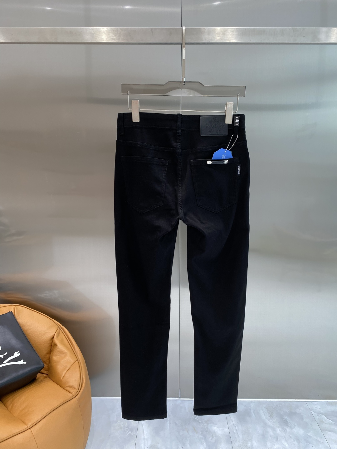 NO:907148,'Ke Jia' 2026 latest jeans, best-selling counters, shared taste and value, very comfortable to wear, low-key yet luxurious, very classy to wear, and the trousers style and cut are needless to say. The upper body is exquisite and vivid. Really first-class and top-quality materials. Really top-level casual pants, using Turkish cotton. The most famous denim fabric is produced with outstanding quality. After heavy washing, the pants are very soft. The straight-leg version is not picky. The upper body is absolutely stylish.  Extremely luxurious!  Code number 29-36 next day,,jeans,19860909《克家》 2026最新品牛仔裤 专柜热销款 品味与价值共享 身穿着非常舒适 低调不失奢华 穿出去非常有档次,裤型款式和裁剪亦无需多言 上身精致跃然.真正一等一顶级质料 真正殿堂级的休闲裤,选用土耳其的棉花 生产出最有名的单宁布品质卓然 经过重水洗使得裤子很柔软 直脚的版型 不挑人 上身绝对的有型 极度奢华！码数29-36隔天,,jeans,,Men's clothing