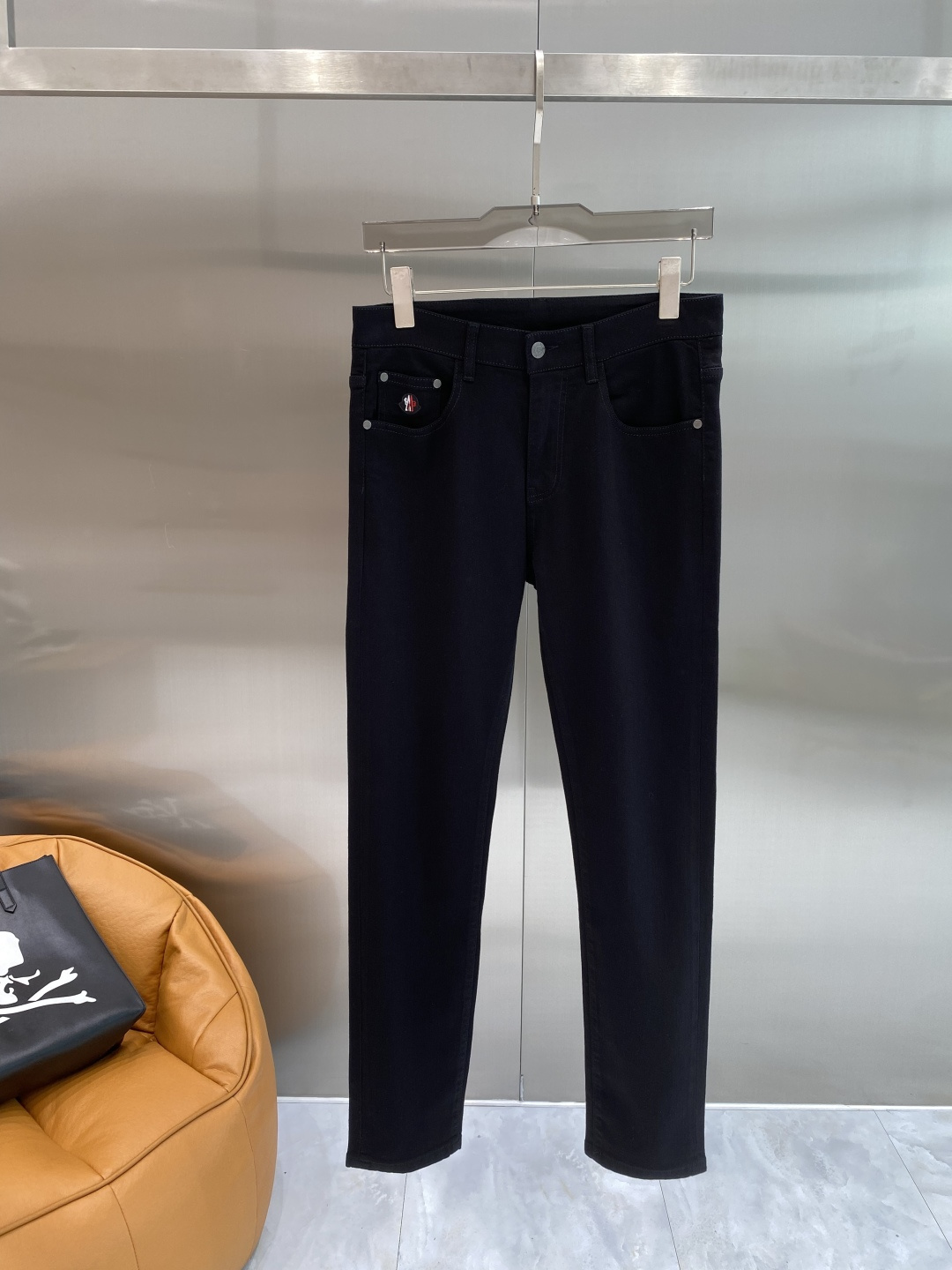 NO:932677,'Mengjia' 2026 latest jeans, best-selling counters, shared taste and value, very comfortable to wear, low-key yet luxurious, very classy to wear, and the trousers style and cut are needless to say. The upper body is exquisite and vivid. Really first-class and top-quality materials. Really top-level casual pants, using Turkish cotton. The most famous denim fabric is produced with outstanding quality. After heavy washing, the pants are very soft. The straight-leg version is not picky. The upper body is absolutely stylish.  Extremely luxurious!  Code number 29-36 next day,,jeans,19860909《蒙家》 2026最新品牛仔裤 专柜热销款 品味与价值共享 身穿着非常舒适 低调不失奢华 穿出去非常有档次,裤型款式和裁剪亦无需多言 上身精致跃然.真正一等一顶级质料 真正殿堂级的休闲裤,选用土耳其的棉花 生产出最有名的单宁布品质卓然 经过重水洗使得裤子很柔软 直脚的版型 不挑人 上身绝对的有型 极度奢华！码数29-36隔天,,jeans,,Men's clothing