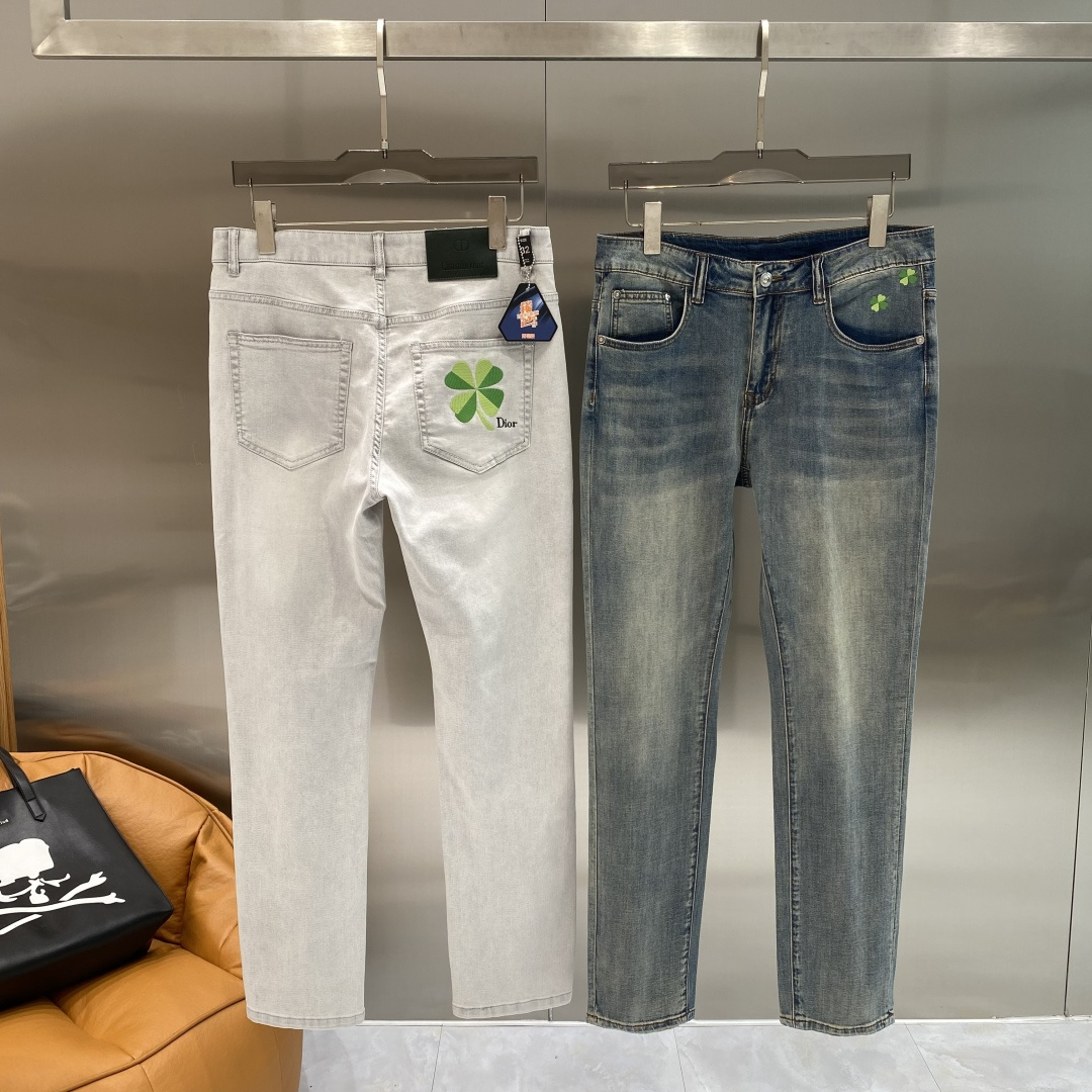 NO:932688,'DI Jia' 2026 latest jeans, best-selling counters, shared taste and value, very comfortable to wear, low-key yet luxurious, very classy to wear, and the trousers style and cut are needless to say. The upper body is exquisite and vivid. Really first-class top quality materials. Really top-level casual pants, using Turkish cotton. The most famous denim fabric is produced with outstanding quality. After heavy washing, the pants are very soft. The straight-leg version is not picky. The upper body is absolutely stylish.  Extremely luxurious!  Size 29-36 next day, dior,jeans,19860909《迪家》 2026最新品牛仔裤 专柜热销款 品味与价值共享 身穿着非常舒适 低调不失奢华 穿出去非常有档次,裤型款式和裁剪亦无需多言 上身精致跃然.真正一等一顶级质料 真正殿堂级的休闲裤,选用土耳其的棉花 生产出最有名的单宁布品质卓然 经过重水洗使得裤子很柔软 直脚的版型 不挑人 上身绝对的有型 极度奢华！码数29-36隔天,,dior,jeans,,Men's clothing