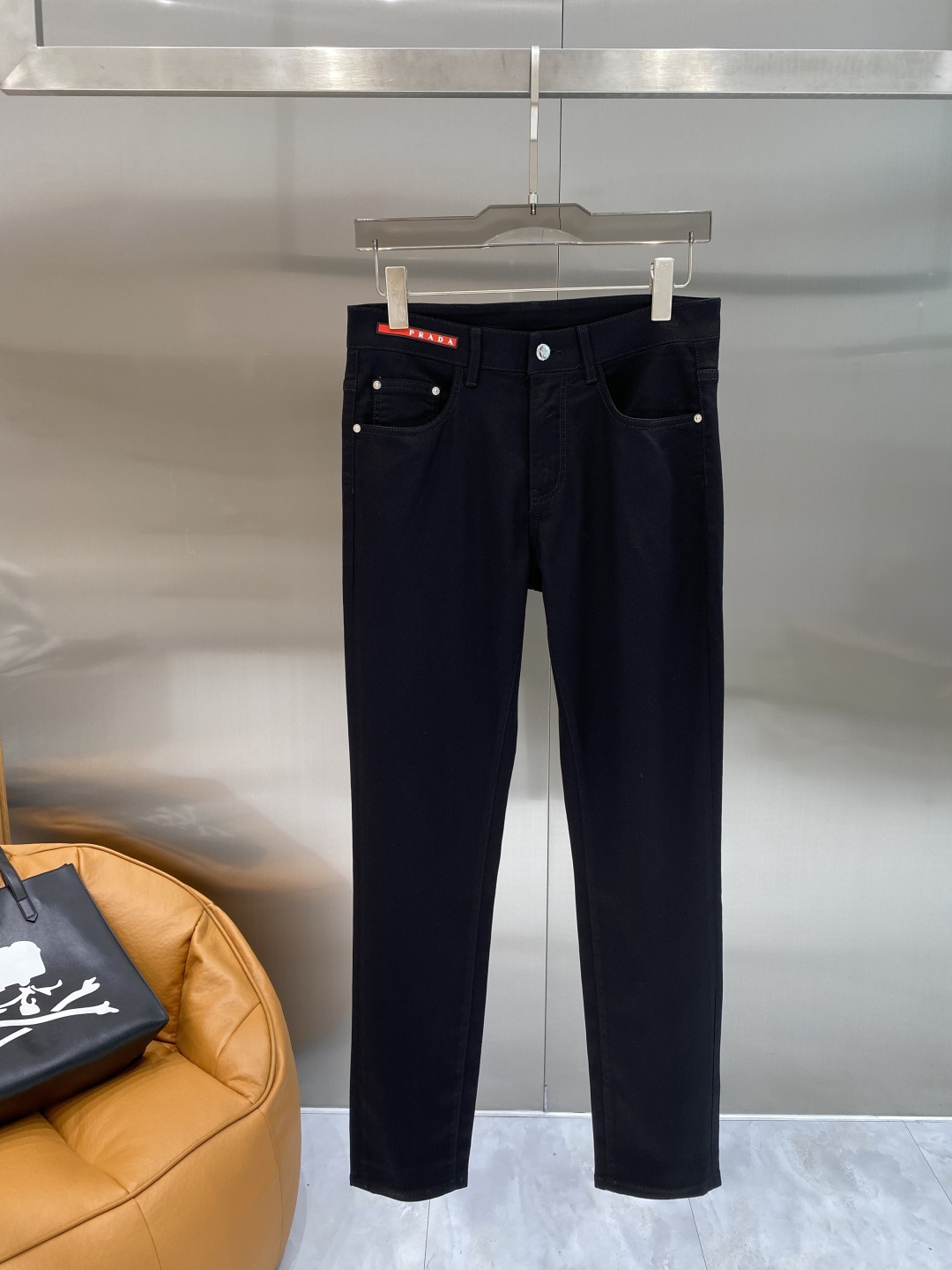 NO:932682,'Pujia' 2026 latest jeans, best-selling counters, shared taste and value, very comfortable to wear, low-key yet luxurious, very classy to wear, and the trousers style and cut are needless to say. The upper body is exquisite and vivid. Really first-class and top-quality materials. Really top-level casual pants, using Turkish cotton. The most famous denim fabric is produced with outstanding quality. After heavy washing, the pants are very soft. The straight-leg version is not picky. The upper body is absolutely stylish.  Extremely luxurious!  Size 29-36 next day,,prada,jeans,19860909《普家》 2026最新品牛仔裤 专柜热销款 品味与价值共享 身穿着非常舒适 低调不失奢华 穿出去非常有档次,裤型款式和裁剪亦无需多言 上身精致跃然.真正一等一顶级质料 真正殿堂级的休闲裤,选用土耳其的棉花 生产出最有名的单宁布品质卓然 经过重水洗使得裤子很柔软 直脚的版型 不挑人 上身绝对的有型 极度奢华！码数29-36隔天,,prada,jeans,,Men's clothing