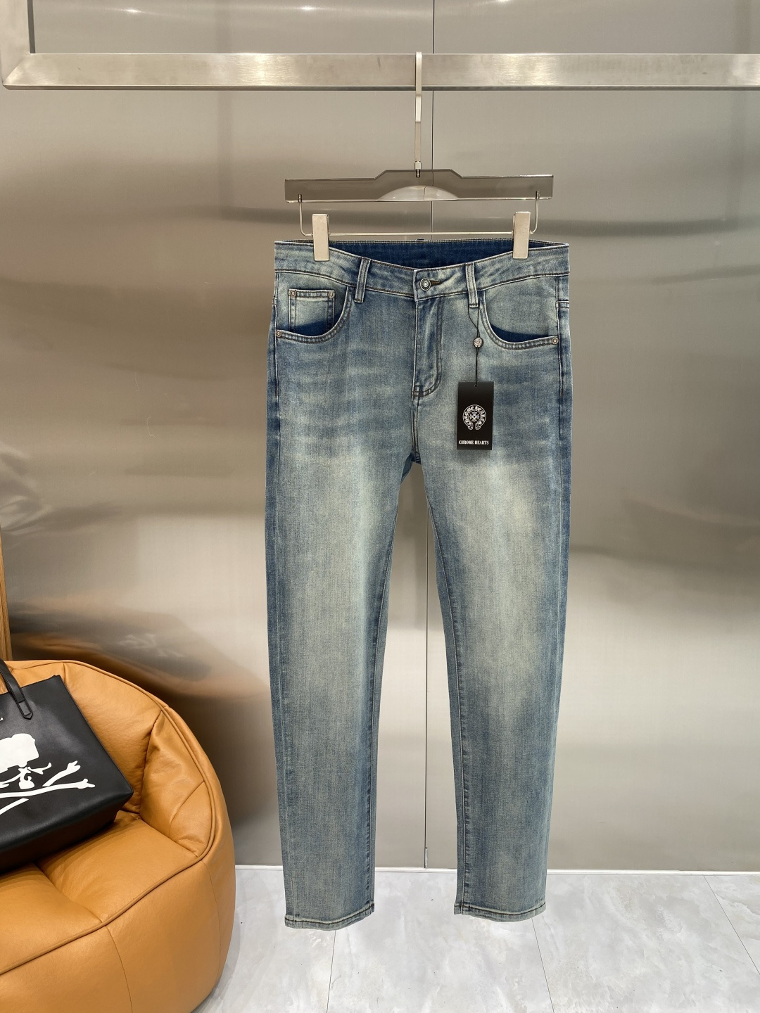 NO:872849,'Ke Jia' 2026 latest jeans, best-selling counters, shared taste and value, very comfortable to wear, low-key yet luxurious, very classy to wear, and the trousers style and cut are needless to say. The upper body is exquisite and vivid. Really first-class and top-quality materials. Really top-level casual pants, using Turkish cotton. The most famous denim fabric is produced with outstanding quality. After heavy washing, the pants are very soft. The straight-leg version is not picky. The upper body is absolutely stylish.  Extremely luxurious!  Code number 29-36 next day,,jeans,19860909《克家》 2026最新品牛仔裤 专柜热销款 品味与价值共享 身穿着非常舒适 低调不失奢华 穿出去非常有档次,裤型款式和裁剪亦无需多言 上身精致跃然.真正一等一顶级质料 真正殿堂级的休闲裤,选用土耳其的棉花 生产出最有名的单宁布品质卓然 经过重水洗使得裤子很柔软 直脚的版型 不挑人 上身绝对的有型 极度奢华！码数29-36隔天,,jeans,,Men's clothing