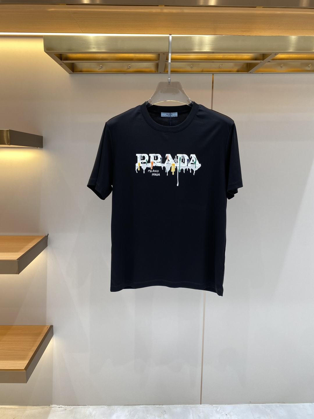NO:873002,'Pu Jia' 2026 new launch counter latest short-sleeved round neck T-shirt, high-end custom design, avant-garde and fashionable!  Logo craft design, high-end customized fabrics. Soft to the touch. Comfortable to wear. Exquisite counter-level stitching. Fine workmanship. The upper body effect is incomparably handsome!  A must-have item for a stylish man!  Size M-3XL,,prada,T-shirt,tees,t-shirt,19860909《普家》 2026新款首发专柜最新款短袖圆领T恤 高端订制 设计前卫时尚！logo工艺设计 高端定制面料.手感柔软.穿着舒适.专柜级别精致车线.做工精细.上身效果无敌帅气！型男必备单品！码数M-3XL,,prada,T-shirt,tees，t-shirt,,Men's clothing