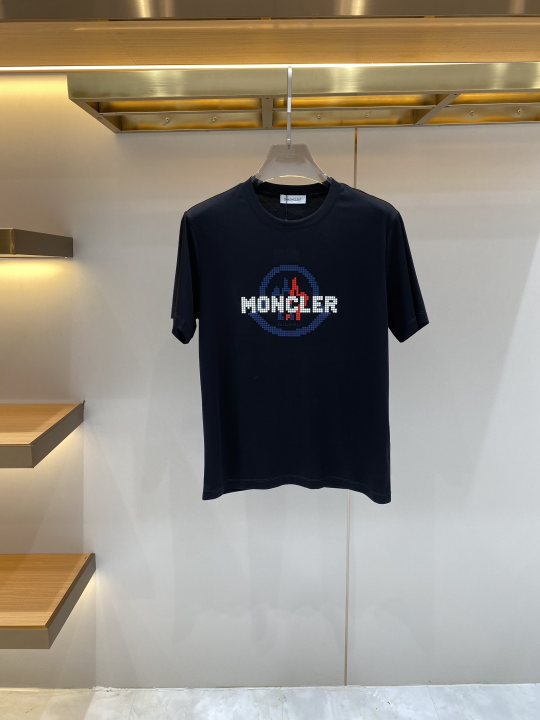 NO:872994,'Mengjia' 2026 new launch counter latest short-sleeved round neck T-shirt, high-end custom design, avant-garde and fashionable!  Logo craft design, high-end customized fabrics. Soft to the touch. Comfortable to wear. Exquisite counter-level stitching. Fine workmanship. The upper body effect is incomparably handsome!  A must-have item for a stylish man!  Size M-3XL,,T-shirt,tees,t-shirt,19860909《蒙家》 2026新款首发专柜最新款短袖圆领T恤 高端订制 设计前卫时尚！logo工艺设计 高端定制面料.手感柔软.穿着舒适.专柜级别精致车线.做工精细.上身效果无敌帅气！型男必备单品！码数M-3XL,,T-shirt,tees，t-shirt,,Men's clothing