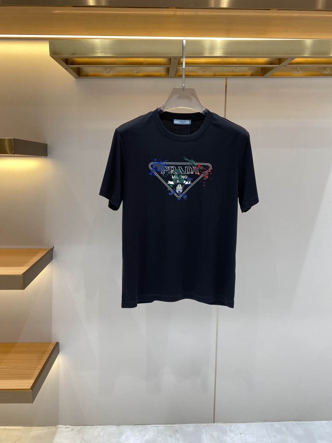 NO:872985,'Pu Jia' 2026 new launch counter latest short-sleeved round neck T-shirt, high-end custom design, avant-garde and fashionable!  Logo craft design, high-end customized fabrics. Soft to the touch. Comfortable to wear. Exquisite counter-level stitching. Fine workmanship. The upper body effect is incomparably handsome!  A must-have item for a stylish man!  Size M-3XL,,prada,T-shirt,tees,t-shirt,19860909《普家》 2026新款首发专柜最新款短袖圆领T恤 高端订制 设计前卫时尚！logo工艺设计 高端定制面料.手感柔软.穿着舒适.专柜级别精致车线.做工精细.上身效果无敌帅气！型男必备单品！码数M-3XL,,prada,T-shirt,tees，t-shirt,,Men's clothing