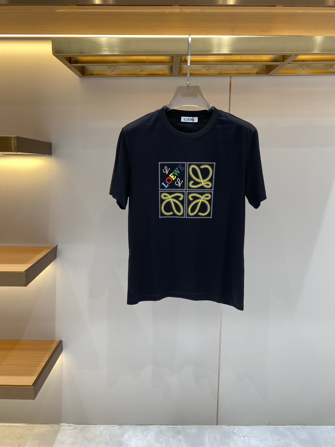 NO:872971,'Luo Family' 2026 new launch counter latest short-sleeved round neck T-shirt, high-end custom design, avant-garde and fashionable!  Logo craft design, high-end customized fabrics. Soft to the touch. Comfortable to wear. Exquisite counter-level stitching. Fine workmanship. The upper body effect is incomparably handsome!  A must-have item for a stylish man!  Size M-3XL,,loewe,T-shirt,tees,t-shirt,19860909《罗家》 2026新款首发专柜最新款短袖圆领T恤 高端订制 设计前卫时尚！logo工艺设计 高端定制面料.手感柔软.穿着舒适.专柜级别精致车线.做工精细.上身效果无敌帅气！型男必备单品！码数M-3XL,,loewe,T-shirt,tees，t-shirt,,Men's clothing