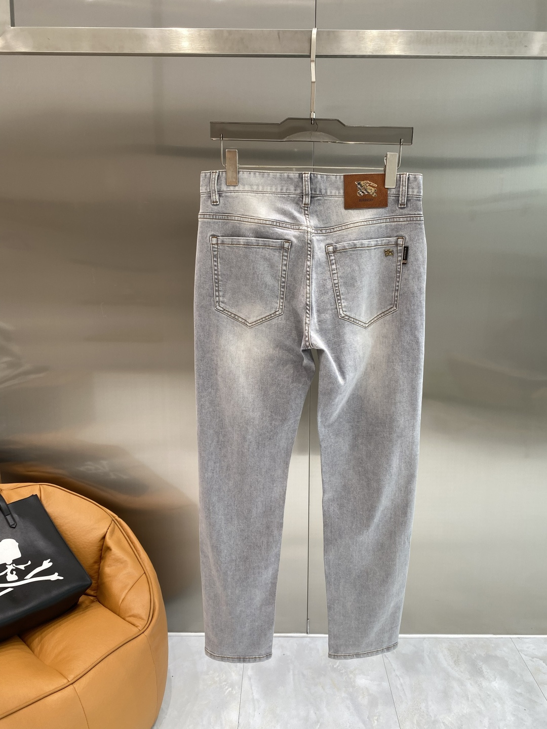 NO:872962,'Bajia' 2026 heavy-duty washed casual jeans, imported original washed stretch fabric, comfortable and elastic, unique design, super correct fit, comfortable and breathable, extremely high grade, counter quality, handsome upper body, size 29-38, next day, burberry, jeans,19860909《巴家》 2026重工水洗休闲牛仔裤,进口原版水洗弹力面料,舒适有弹性,独特设计,版型超正,舒适透气,档次极高,专柜品质,上身帅气十足,码数29-38隔天,,burberry,jeans,,Men's clothing