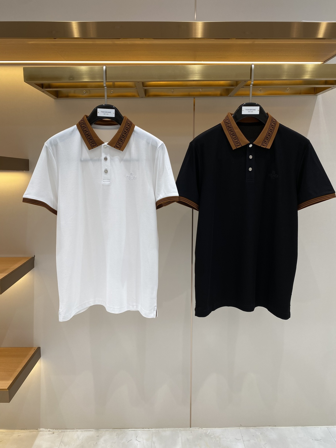 NO:872761,'Fenjia' 2026 Men's Business Casual Solid Color Lapel Short-Sleeved POLO Shirt #Customers supply imported pique cotton fabrics, selected high-quality long-staple cotton raw materials, the fabric properties are all superior, the mesh structure is fine and natural, after washing, the texture becomes more friendly, both comfort and breathability are perfect, the tactile experience is self-evident, POLO shirt size M-3XL next day,, fendi, T-shirt,19860909《芬家》 2026男士商务休闲纯色翻领短袖POLO衫#客供进口珠地棉面料,甄选上等长绒棉花原料,面料属性皆为上乘,网眼结构细腻自然,经过水洗后,肌理变得更具亲和力,舒适性与透气性完美兼备,触感体验不言而喻,POLO衫 尺码M-3XL隔天,,fendi,T-shirt,,Men's clothing