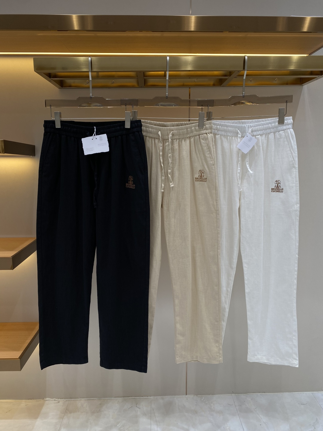 NO:872774,'Blujia' 2026 counter new products, popular cotton and linen old money style high-end casual pants and elastic pants!  Luxury brand logos are embellished with craftsmanship. You can enter and exit the counter at will. A must-have for high-end men!  Cotton and linen fabrics supplied by customers show high-end luxury, simple and elegant design, very expensive fabric ingredients and high craftsmanship!  The tailoring is sharp and there is no sense of restraint on the upper body. A must-have new product for fashionable men!  Sizes M-3XL next day,,19860909《布鲁家》 2026专柜新品大爆款棉麻老钱风 高端休闲裤松紧裤！奢华品牌logo重工艺点缀 随意进出专柜,高端男士必备！客供棉麻面料 尽显高端奢华 设计简洁大方 面料成分非常昂贵 高工艺！剪裁鲜明,上身毫无束缚感 时尚潮男必备新品！尺码M-3XL隔天,,,Men's clothing