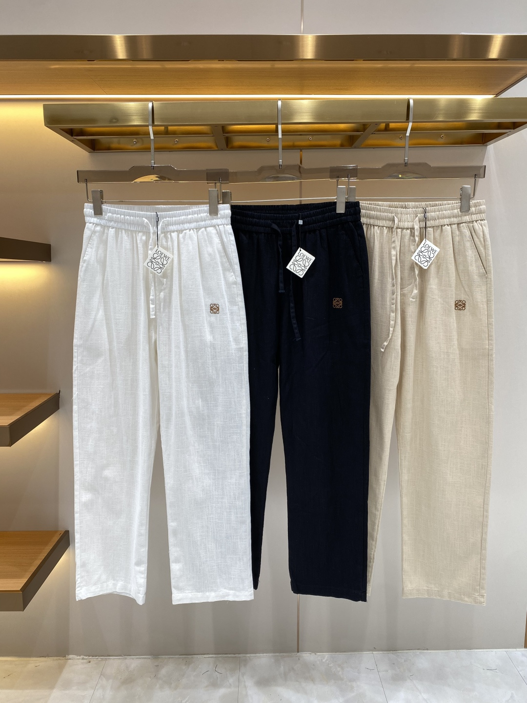 NO:872782,'Luo Family' 2026 counter new products, hot-selling cotton and linen old-money style high-end casual pants and elastic pants!  Luxury brand logos are embellished with craftsmanship. You can enter and exit the counter at will. A must-have for high-end men!  Cotton and linen fabrics supplied by customers show high-end luxury, simple and elegant design, very expensive fabric ingredients and high craftsmanship!  The tailoring is sharp and there is no sense of restraint on the upper body. A must-have new product for fashionable men!  Sizes M-3XL next day,,loewe,19860909《罗家》 2026专柜新品大爆款棉麻老钱风 高端休闲裤松紧裤！奢华品牌logo重工艺点缀 随意进出专柜,高端男士必备！客供棉麻面料 尽显高端奢华 设计简洁大方 面料成分非常昂贵 高工艺！剪裁鲜明,上身毫无束缚感 时尚潮男必备新品！尺码M-3XL隔天,,loewe,,Men's clothing