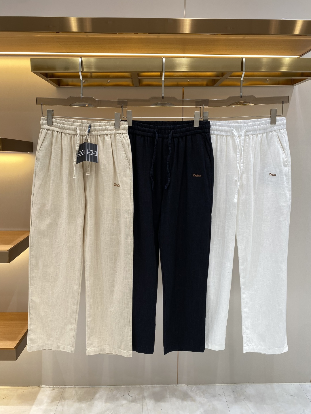 NO:872790,'Jenny's Home' 2026 counter new products, hot-selling cotton and linen old-money style high-end casual pants and elastic pants!  Luxury brand logos are embellished with craftsmanship. You can enter and exit the counter at will. A must-have for high-end men!  Cotton and linen fabrics supplied by customers show high-end luxury, simple and elegant design, very expensive fabric ingredients and high craftsmanship!  The tailoring is sharp and there is no sense of restraint on the upper body. A must-have new product for fashionable men!  Sizes M-3XL next day,,zegna,19860909《杰尼家》 2026专柜新品大爆款棉麻老钱风 高端休闲裤松紧裤！奢华品牌logo重工艺点缀 随意进出专柜,高端男士必备！客供棉麻面料 尽显高端奢华 设计简洁大方 面料成分非常昂贵 高工艺！剪裁鲜明,上身毫无束缚感 时尚潮男必备新品！尺码M-3XL隔天,,zegna,,Men's clothing