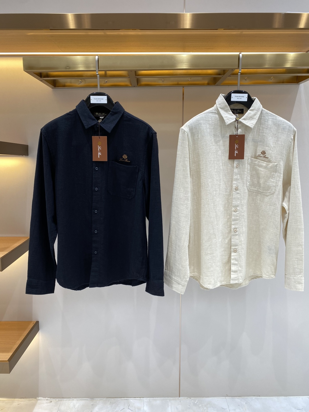 NO:872807,'LP Home' 2026 new men's old money style cotton and linen shirts!  High-end trendy items, fashionable items sought after by celebrities!  Every major star and Internet celebrity has a single item for street use. The advanced custom-made cotton and linen feel delicate and soft, and the upper body is crisp and stylish. The brand logo design on the chest easily enhances the sense of fashion. The workmanship is extremely sophisticated and rigorous, and the wiring is neat and meticulous. It is a masterpiece of a famous designer!  Let you perfectly combine fashion, leisure and trend. Sizes M-3XL next day, loro piana, shirts,19860909《LP家》 2026新款男士老钱风棉麻衬衫！高端潮物,众星追捧时尚款！各大明星网红人手一件的出街单品.高级定制棉麻 手感细腻柔软,上身挺括有型.胸前品牌logo设计,轻松将时髦感进阶,做工极为考究严谨,走线工整细致,大牌设计师巨作！让您时尚休闲与潮流完美结合.尺码M-3XL隔天,,loro piana,shirts,,Men's clothing