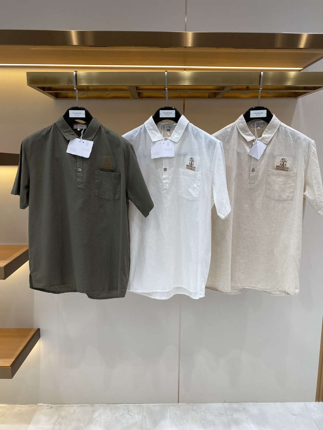NO:872815,'Blujia' 2026 new men's old-money style cotton and linen shirts with short sleeves!  High-end trendy items, fashionable items sought after by celebrities!  Every major star and Internet celebrity has a single item for street use. The advanced custom-made cotton and linen feel delicate and soft, and the upper body is crisp and stylish. The brand logo design on the chest easily enhances the sense of fashion. The workmanship is extremely sophisticated and rigorous, and the wiring is neat and meticulous. It is a masterpiece of a famous designer!  Let you perfectly combine fashion, leisure and trend. Sizes M-3XL next day, shirts, T-shirt,19860909《布鲁家》 2026新款男士老钱风棉麻衬衫短袖！高端潮物,众星追捧时尚款！各大明星网红人手一件的出街单品.高级定制棉麻 手感细腻柔软,上身挺括有型.胸前品牌logo设计,轻松将时髦感进阶,做工极为考究严谨,走线工整细致,大牌设计师巨作！让您时尚休闲与潮流完美结合.尺码M-3XL隔天,,shirts,T-shirt,,Men's clothing