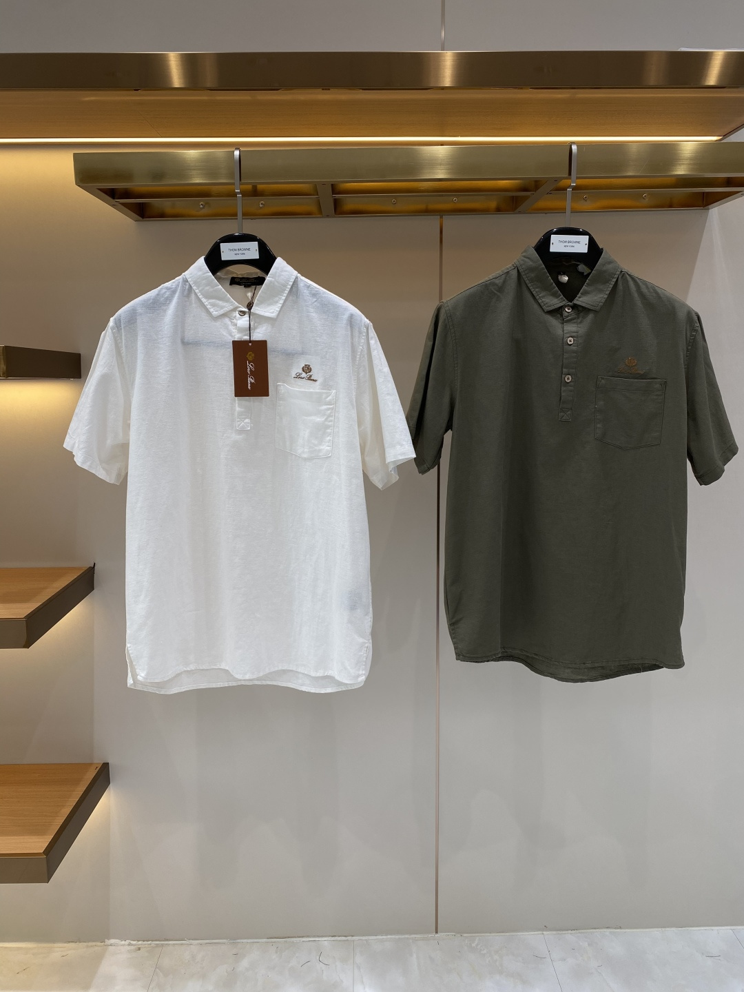 NO:872826,'LP Home' 2026 new men's old money style cotton and linen shirt short sleeves!  High-end trendy items, fashionable items sought after by celebrities!  Every major star and Internet celebrity has a single item for street use. The advanced custom-made cotton and linen feel delicate and soft, and the upper body is crisp and stylish. The brand logo design on the chest easily enhances the sense of fashion. The workmanship is extremely sophisticated and rigorous, and the wiring is neat and meticulous. It is a masterpiece of a famous designer!  Let you perfectly combine fashion, leisure and trend. Sizes M-3XL next day, loro piana, shirts, T-shirt,19860909《LP家》 2026新款男士老钱风棉麻衬衫短袖！高端潮物,众星追捧时尚款！各大明星网红人手一件的出街单品.高级定制棉麻 手感细腻柔软,上身挺括有型.胸前品牌logo设计,轻松将时髦感进阶,做工极为考究严谨,走线工整细致,大牌设计师巨作！让您时尚休闲与潮流完美结合.尺码M-3XL隔天,,loro piana,shirts,T-shirt,,Men's clothing