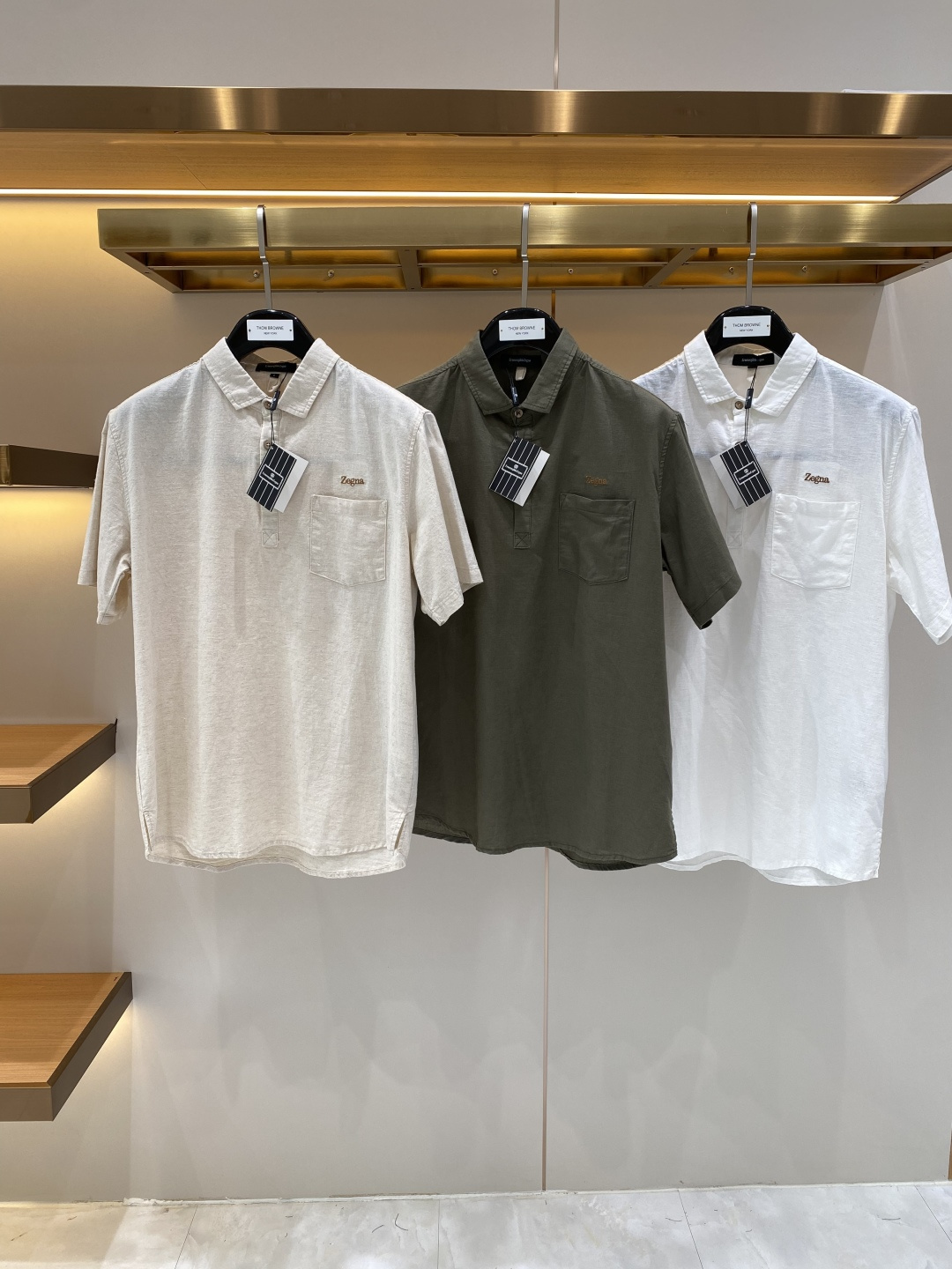NO:872835,'Jenny's House' 2026 new men's old-money style cotton and linen shirts with short sleeves!  High-end trendy items, fashionable items sought after by celebrities!  Every major star and Internet celebrity has a single item for street use. The advanced custom-made cotton and linen feel delicate and soft, and the upper body is crisp and stylish. The brand logo design on the chest easily enhances the sense of fashion. The workmanship is extremely sophisticated and rigorous, and the wiring is neat and meticulous. It is a masterpiece of a famous designer!  Let you perfectly combine fashion, leisure and trend. Sizes M-3XL next day,,zegna,shirts,T-shirt,19860909《杰尼家》 2026新款男士老钱风棉麻衬衫短袖！高端潮物,众星追捧时尚款！各大明星网红人手一件的出街单品.高级定制棉麻 手感细腻柔软,上身挺括有型.胸前品牌logo设计,轻松将时髦感进阶,做工极为考究严谨,走线工整细致,大牌设计师巨作！让您时尚休闲与潮流完美结合.尺码M-3XL隔天,,zegna,shirts,T-shirt,,Men's clothing