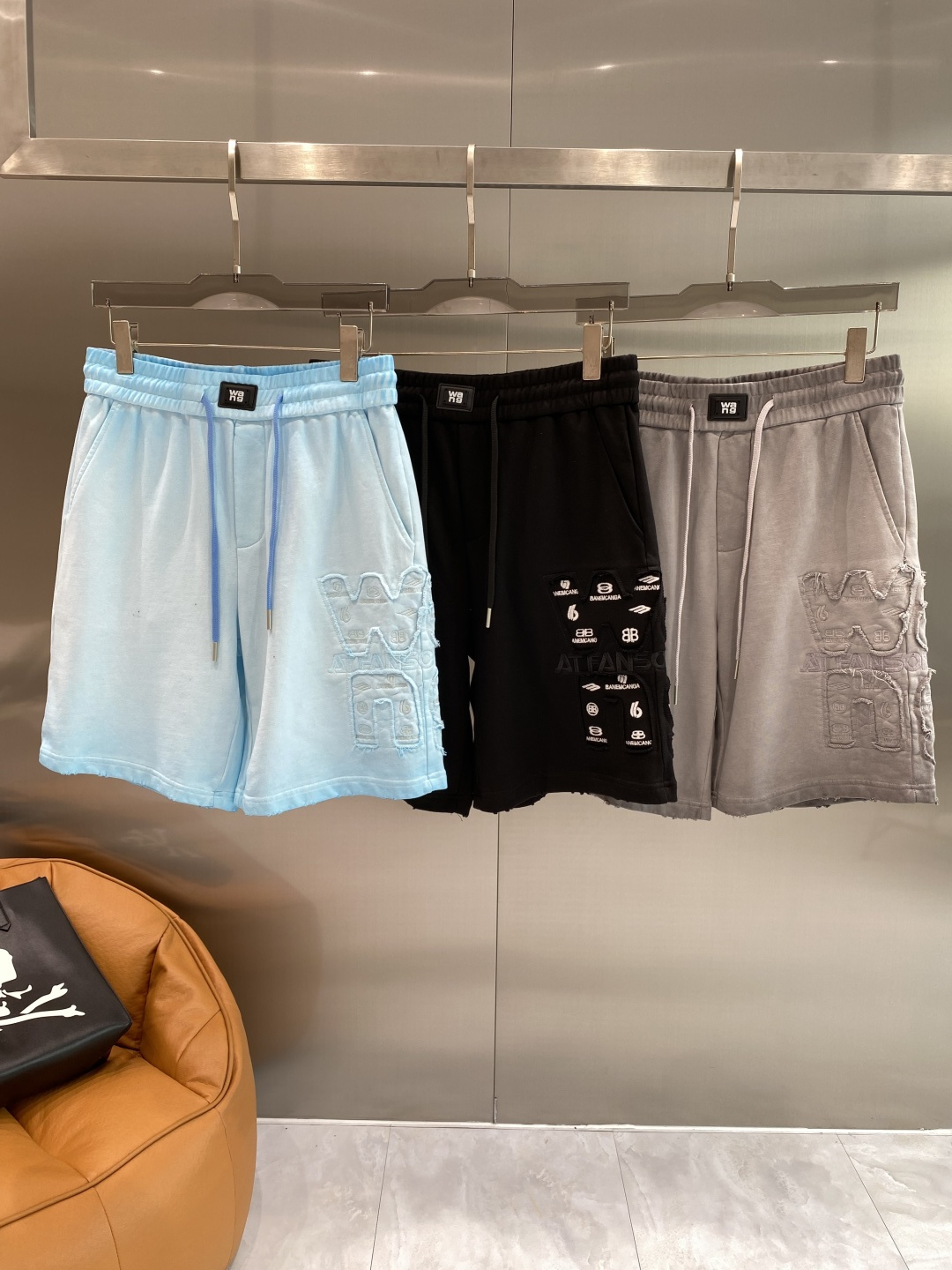 NO:872882,'Alexander's House' 2026 spring and summer new casual shorts!  On sale simultaneously on the official website. Customized brand classic LOGO, customized fabrics, excellent comfort, strong touch. Highly identifiable, perfect appearance and craftsmanship. Sizes M-3XL next day, shorts,19860909《亚历山家》 2026春夏新款休闲短裤！官网同步发售.定制品牌经典LOGO,定制面料,舒适度极好,手触感强烈.辨识度极高,完美品相工艺. 尺码M-3XL隔天,,shorts,,Men's clothing