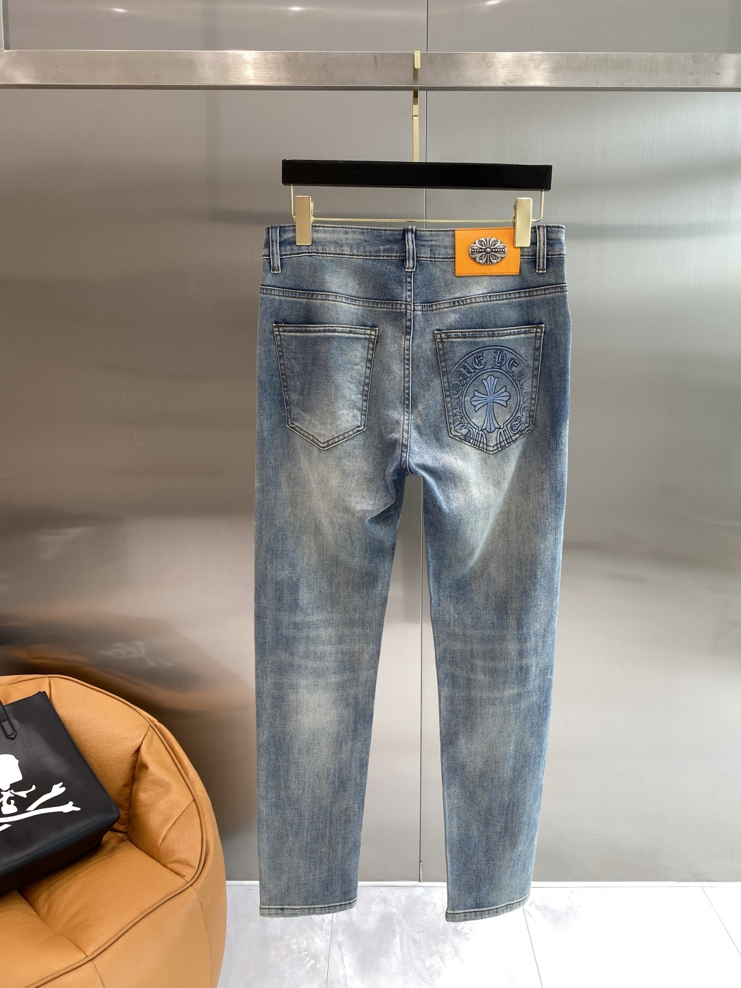 NO:933897,'Ke Jia' 2026 latest jeans, best-selling counters, shared taste and value, very comfortable to wear, low-key yet luxurious, very classy to wear, and the trousers style and cut are needless to say. The upper body is exquisite and vivid. Really first-class and top-quality materials. Really top-level casual pants, using Turkish cotton. The most famous denim fabric is produced with outstanding quality. After heavy washing, the pants are very soft. The straight-leg version is not picky. The upper body is absolutely stylish.  Extremely luxurious!  Code number 29-36 next day,,jeans,19860909《克家》 2026最新品牛仔裤 专柜热销款 品味与价值共享 身穿着非常舒适 低调不失奢华 穿出去非常有档次,裤型款式和裁剪亦无需多言 上身精致跃然.真正一等一顶级质料 真正殿堂级的休闲裤,选用土耳其的棉花 生产出最有名的单宁布品质卓然 经过重水洗使得裤子很柔软 直脚的版型 不挑人 上身绝对的有型 极度奢华！码数29-36隔天,,jeans,,Men's clothing