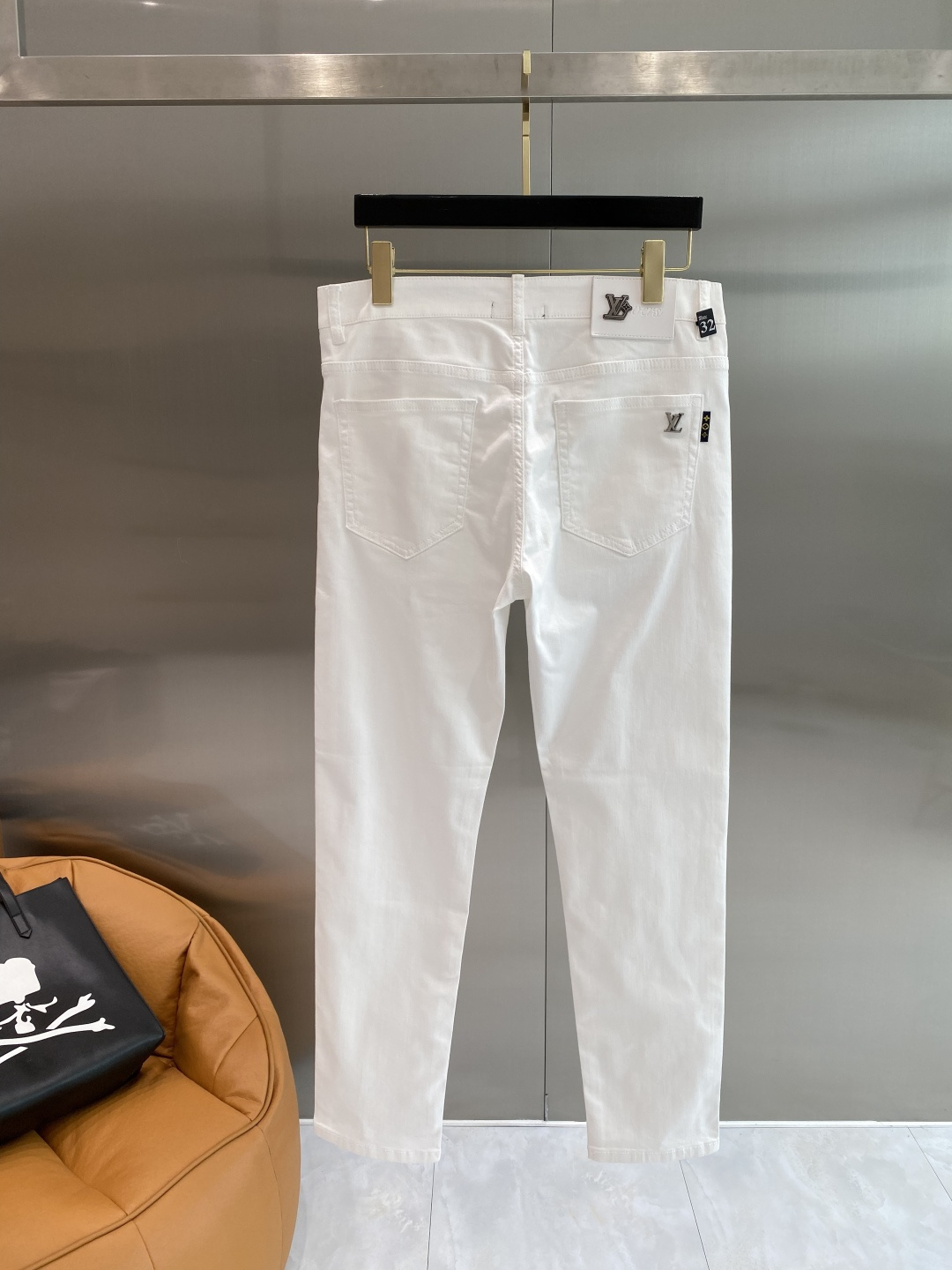 NO:933880,'Donkey Family' 2026 latest jeans, best-selling counters, shared taste and value, very comfortable to wear, low-key yet luxurious, very classy to wear, and the trousers style and cut are needless to say. The upper body is exquisite and vivid. Really first-class and top-quality materials. Really top-level casual pants, using Turkish cotton. The most famous denim fabric is produced with outstanding quality. After heavy washing, the pants are very soft. The straight-leg version is not picky. The upper body is absolutely stylish.  Extremely luxurious!  Code number 29-36 next day,,louis vuitton,louis vuitton,jeans,19860909《驴家》 2026最新品牛仔裤 专柜热销款 品味与价值共享 身穿着非常舒适 低调不失奢华 穿出去非常有档次,裤型款式和裁剪亦无需多言 上身精致跃然.真正一等一顶级质料 真正殿堂级的休闲裤,选用土耳其的棉花 生产出最有名的单宁布品质卓然 经过重水洗使得裤子很柔软 直脚的版型 不挑人 上身绝对的有型 极度奢华！码数29-36隔天,,louis vuitton,louis vuitton,jeans,,Men's clothing