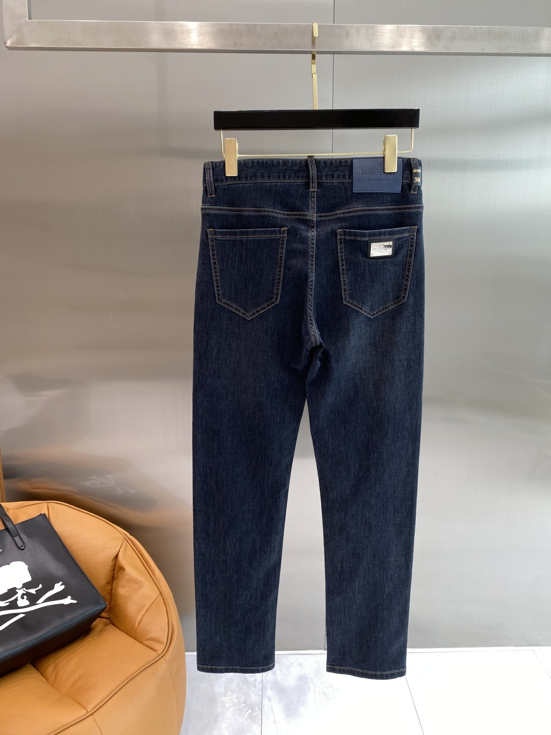 NO:908039,'Bajia' 2026 spring heavy-duty washed casual jeans, imported original washed stretch fabric, comfortable and elastic, unique design, super correct fit, comfortable and breathable, extremely high grade, counter quality, handsome upper body, size 29-36, next day,, burberry, jeans,19860909《巴家》 2026春款重工水洗休闲牛仔裤,进口原版水洗弹力面料,舒适有弹性,独特设计,版型超正,舒适透气,档次极高,专柜品质,上身帅气十足,码数29-36隔天,,burberry,jeans,,Men's clothing