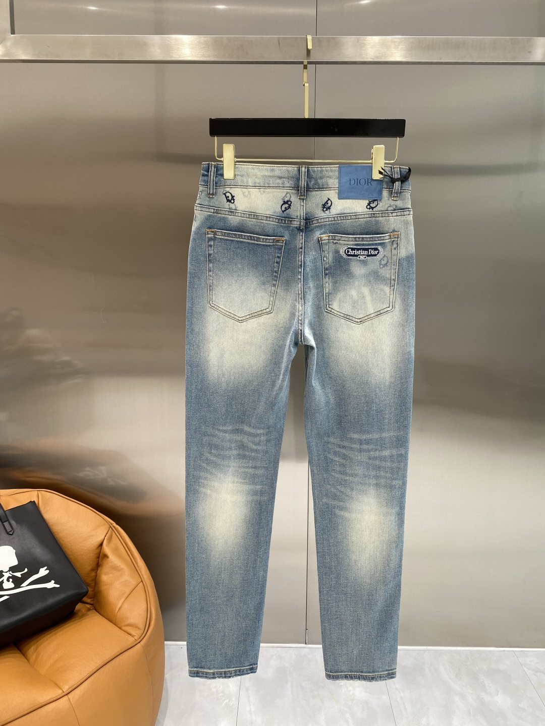 NO:928466,'Dijia' 26SS new high-end version of denim!  Custom-made fabrics at the counter are highly breathable and comfortable, with impeccable details and brand element design concepts, reflecting high quality. It feels delicate and soft!  Presenting casual tailoring, the upper body shape is awesome. Size 29-36, dior,19860909《迪家》 26SS新款 牛仔高端版本！专柜定制面料 透气舒适度高,细节无可挑剔,品牌元素设计理念,体现高品质.手感细腻柔软！呈现休闲裁剪,上身版型超赞.码数29-36隔天,,dior,,Men's clothing