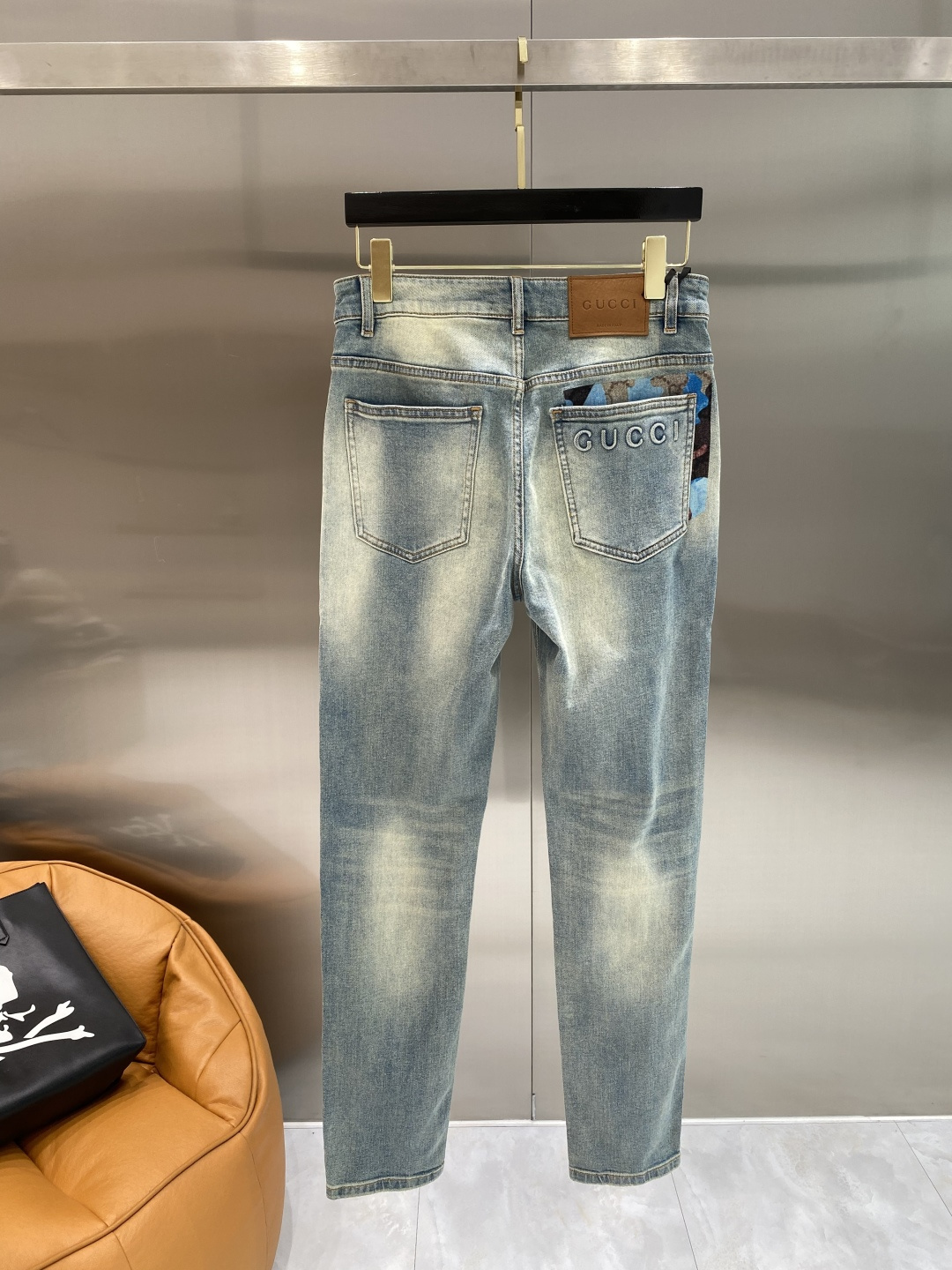NO:928455,'Gujia' 26SS new high-end version of denim!  Custom-made fabrics at the counter are highly breathable and comfortable, with impeccable details and brand element design concepts, reflecting high quality. It feels delicate and soft!  Presenting casual tailoring, the upper body shape is awesome. Size 29-36, next day, gucci,19860909《古家》 26SS新款 牛仔高端版本！专柜定制面料 透气舒适度高,细节无可挑剔,品牌元素设计理念,体现高品质.手感细腻柔软！呈现休闲裁剪,上身版型超赞.码数29-36隔天,,gucci,,Men's clothing