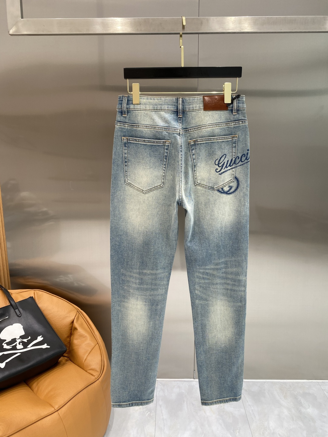 NO:928477,'Gujia' 26SS new high-end version of denim!  Custom-made fabrics at the counter are highly breathable and comfortable, with impeccable details and brand element design concepts, reflecting high quality. It feels delicate and soft!  Presenting casual tailoring, the upper body shape is awesome. Size 29-36, next day, gucci,19860909《古家》 26SS新款 牛仔高端版本！专柜定制面料 透气舒适度高,细节无可挑剔,品牌元素设计理念,体现高品质.手感细腻柔软！呈现休闲裁剪,上身版型超赞.码数29-36隔天,,gucci,,Men's clothing