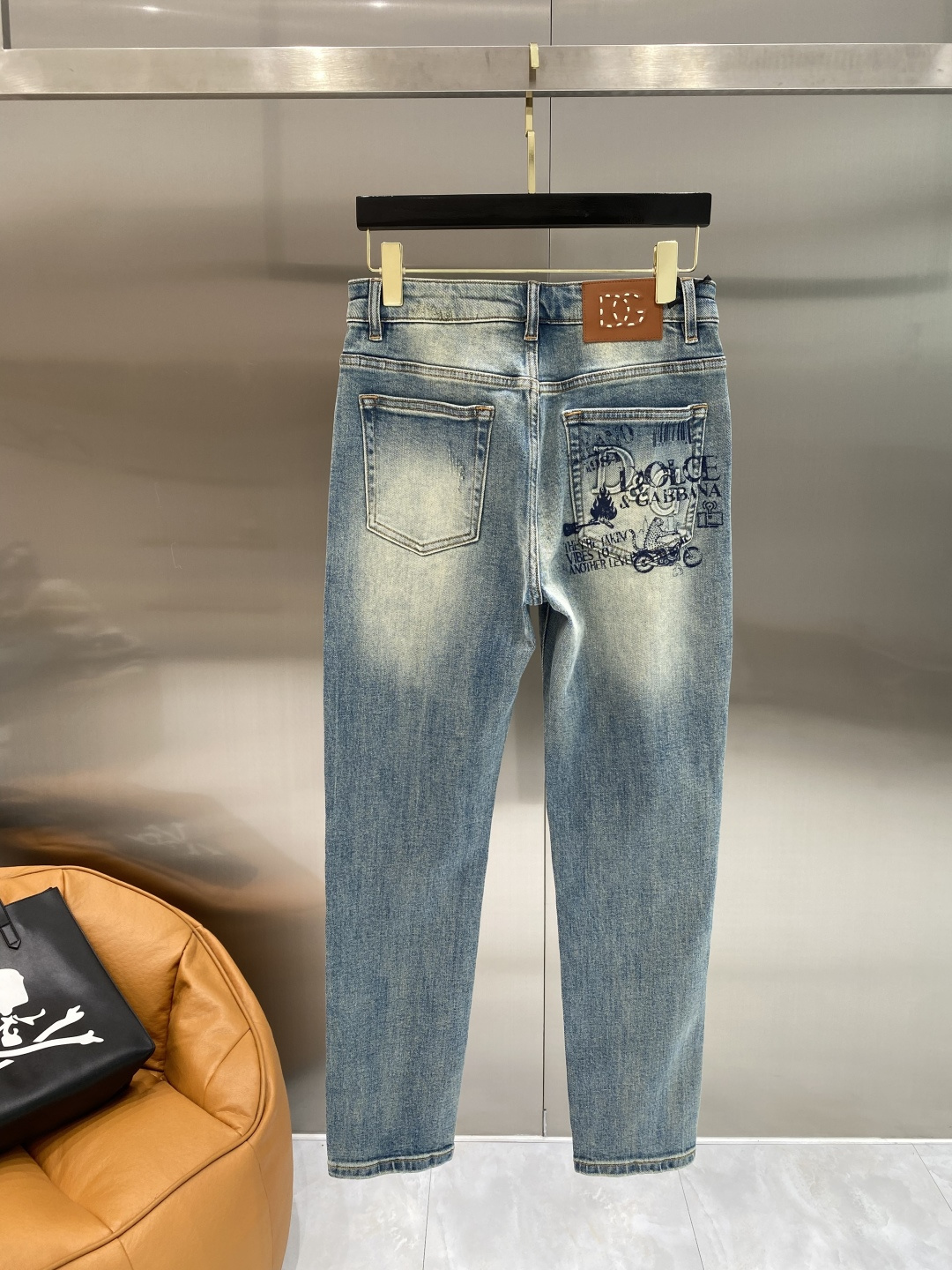 NO:928486,'DG Home' 26SS new high-end version of denim!  Custom-made fabrics at the counter are highly breathable and comfortable, with impeccable details and brand element design concepts, reflecting high quality. It feels delicate and soft!  Presenting casual tailoring, the upper body shape is awesome. Size 29-36, next day, gucci,19860909《DG家》 26SS新款 牛仔高端版本！专柜定制面料 透气舒适度高,细节无可挑剔,品牌元素设计理念,体现高品质.手感细腻柔软！呈现休闲裁剪,上身版型超赞.码数29-36隔天,,gucci,,Men's clothing