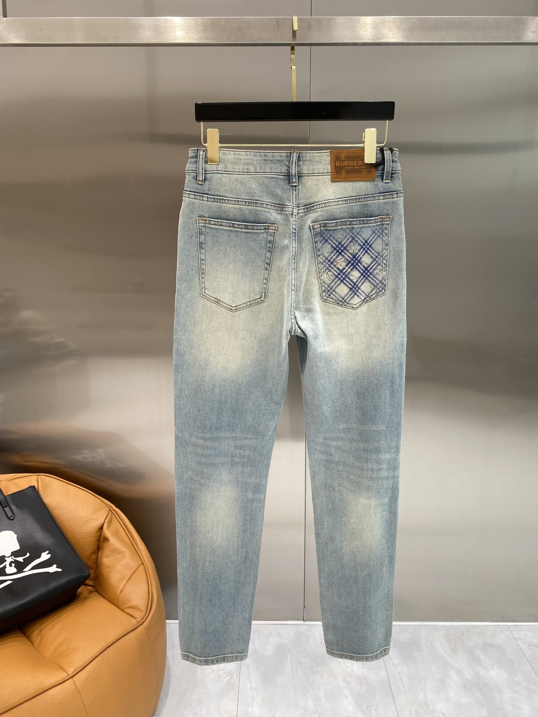 NO:928495,'Bajia' 26SS new high-end version of denim!  Custom-made fabrics at the counter are highly breathable and comfortable, with impeccable details and brand element design concepts, reflecting high quality. It feels delicate and soft!  Presenting casual tailoring, the upper body shape is great. Size 29-36, next day, burberry,19860909《巴家》 26SS新款 牛仔高端版本！专柜定制面料 透气舒适度高,细节无可挑剔,品牌元素设计理念,体现高品质.手感细腻柔软！呈现休闲裁剪,上身版型超赞.码数29-36隔天,,burberry,,Men's clothing