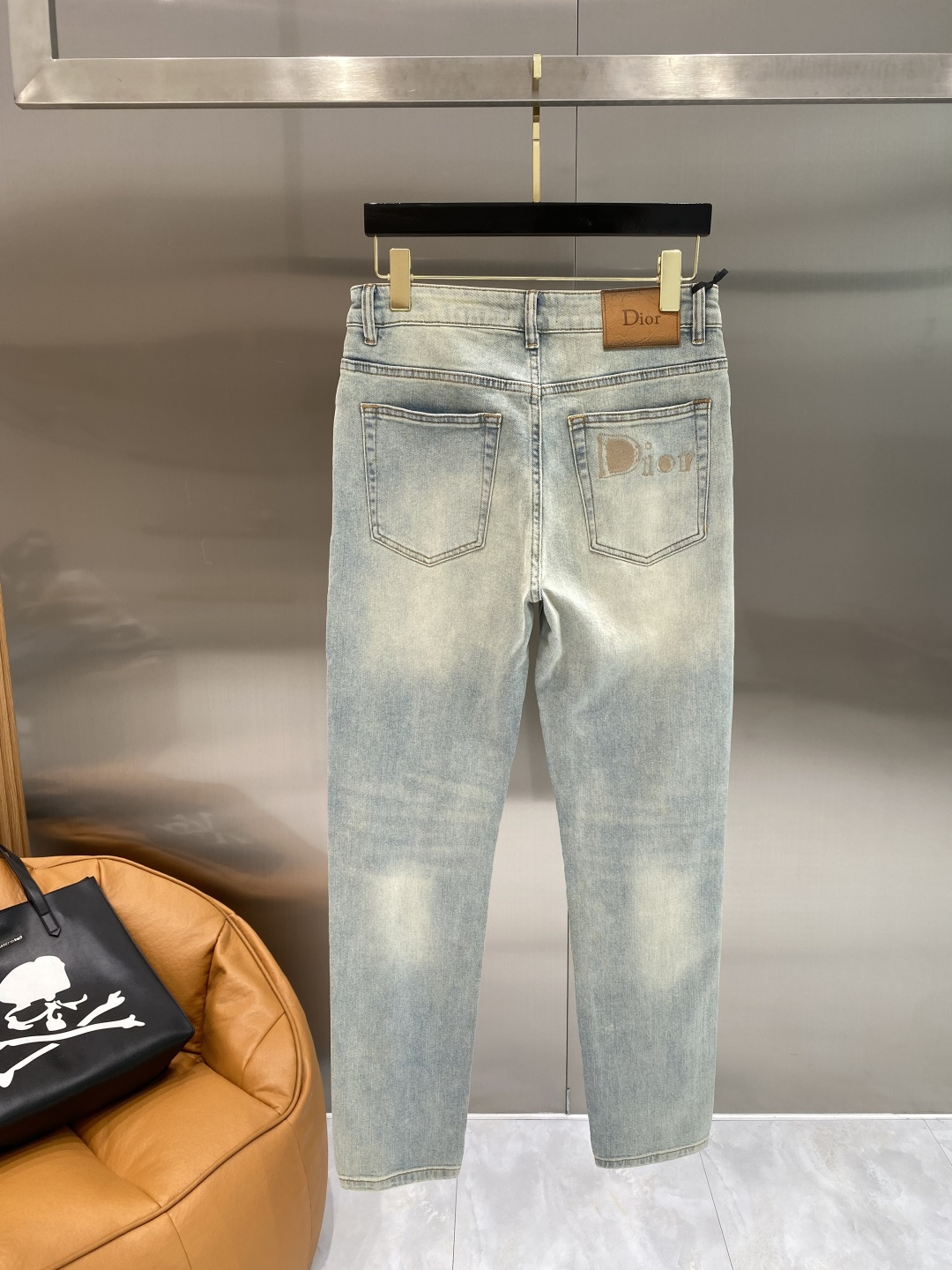 NO:928504,'Dijia' 26SS new high-end version of denim!  Custom-made fabrics at the counter are highly breathable and comfortable, with impeccable details and brand element design concepts, reflecting high quality. It feels delicate and soft!  Presenting casual tailoring, the upper body shape is awesome. Size 29-36, dior,19860909《迪家》 26SS新款 牛仔高端版本！专柜定制面料 透气舒适度高,细节无可挑剔,品牌元素设计理念,体现高品质.手感细腻柔软！呈现休闲裁剪,上身版型超赞.码数29-36隔天,,dior,,Men's clothing
