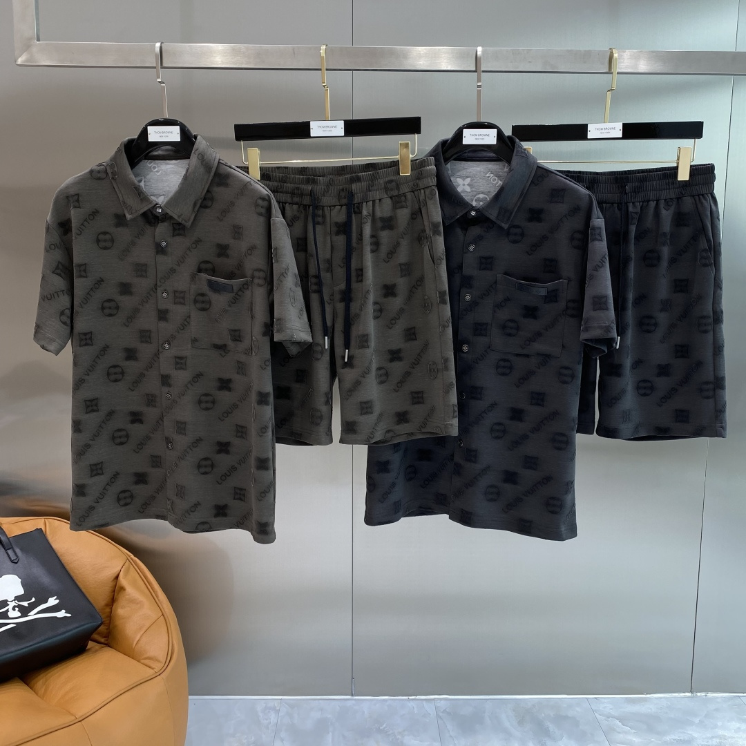 NO:928496,'Donkey Family' 2026 new suit adopts custom-made fabrics imported exclusively from customers. The surface of the fabric is very textured and the upper body is breathable, light and very comfortable. The details highlight the design features and exquisite craftsmanship. The overall details are wonderful!  The overall style is fashionable, simple and elegant. Size M-XXL next day, louis vuitton, louis vuitton,19860909《驴家》 2026新款套装采用客供独家进口定制面料,面料表面非常有质感显而易见,上身透气轻薄十分舒适,细节处彰显设计特色与精湛工艺,整体细节美妙绝伦！整体款式时尚简洁大方.码数M- XXL隔天,,louis vuitton,louis vuitton,,Men's clothing