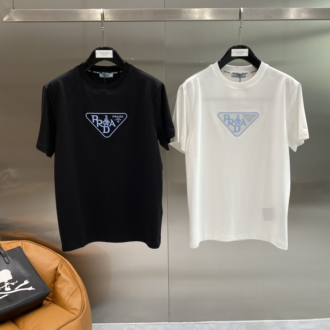 NO:908025,'Pujia' 26SS new spring and summer short-sleeved, the highest version of custom-made high-end fabrics, simple and fashionable, the color is super beautiful!  Classic logo design, simple and elegant style!  Full of high-end feel, can be worn in all seasons. Simple European style, simple and elegant, the same style is on sale on the official website. Sizes S-XXL, next day, prada, T-shirt,19860909《普家》 26SS新款春夏短袖 最高版本客供定制高端面料 简单时尚款,配色超级好看！经典logo的设计 简单大方的款式！满满的高级感,四季可穿.简欧风格,简洁大气,官网同款在售.码数S-XXL隔天,,prada,T-shirt,,Men's clothing