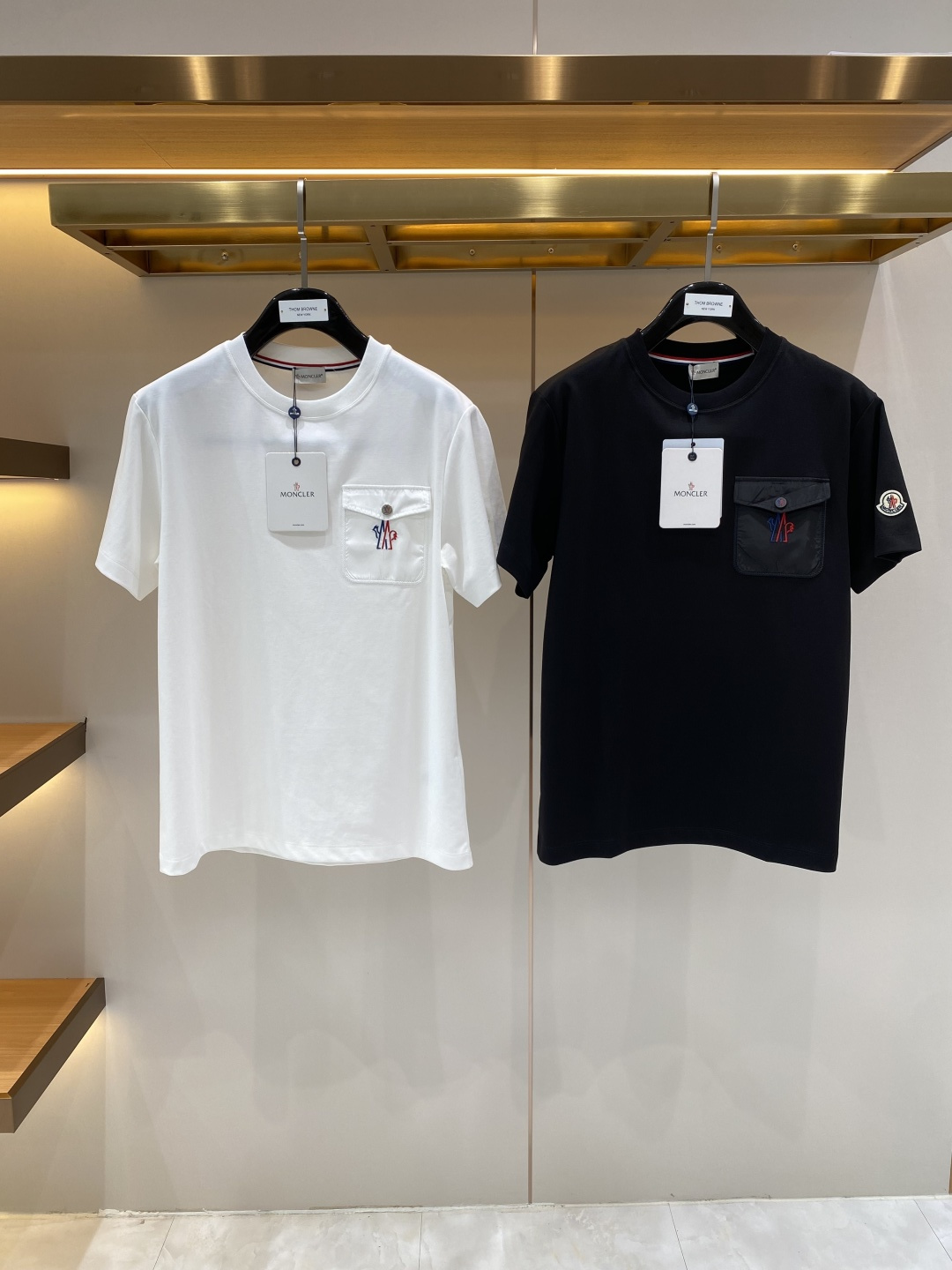 NO:908050,'Mengjia' 2026 new launch counter latest short-sleeved round neck T-shirt, high-end custom design, avant-garde and fashionable!  Brand logo craft design, high-end customized fabrics. Soft to the touch. Comfortable to wear. Counter-level exquisite stitching. Fine workmanship. The upper body effect is incomparably handsome!  A must-have item for a stylish man!  Size S—XXL next day, T-shirt, tees, t-shirt,19860909《蒙家》 2026新款首发专柜最新款短袖圆领T恤 高端订制 设计前卫时尚！品牌logo工艺设计 高端定制面料.手感柔软.穿着舒适.专柜级别精致车线.做工精细.上身效果无敌帅气！型男必备单品！码数S—XXL隔天,,T-shirt,tees，t-shirt,,Men's clothing