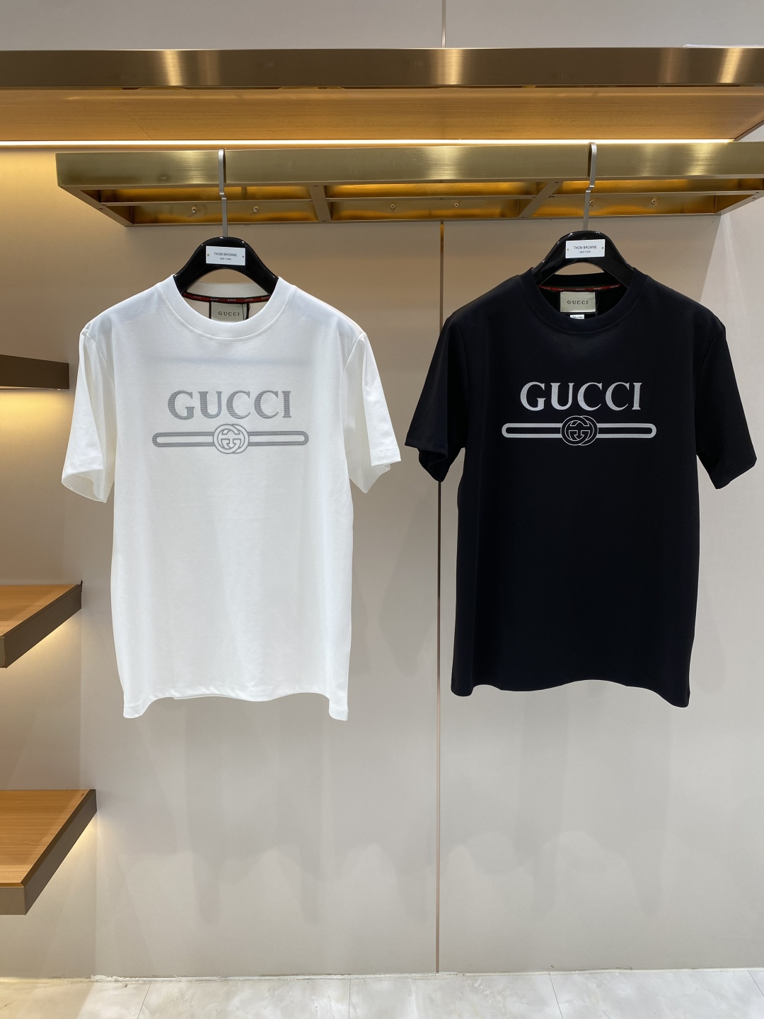 NO:908020,'Gujia' 2026 new launch counter latest short-sleeved round neck T-shirt, high-end custom design, avant-garde and fashionable!  Brand logo craft design, high-end customized fabrics. Soft to the touch. Comfortable to wear. Counter-level exquisite stitching. Fine workmanship. The upper body effect is incomparably handsome!  A must-have item for a stylish man!  Size S—XXL Next day,,gucci,T-shirt,tees,t-shirt,19860909《古家》 2026新款首发专柜最新款短袖圆领T恤 高端订制 设计前卫时尚！品牌logo工艺设计 高端定制面料.手感柔软.穿着舒适.专柜级别精致车线.做工精细.上身效果无敌帅气！型男必备单品！码数S—XXL隔天,,gucci,T-shirt,tees，t-shirt,,Men's clothing