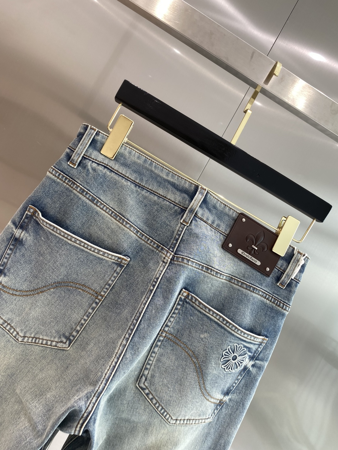 《𝙉𝙚𝙬🖤❤️克家》26SS新款 牛仔直筒裤高端版本！专柜定制面料 透气舒适度高，细节无可挑剔，品牌元素