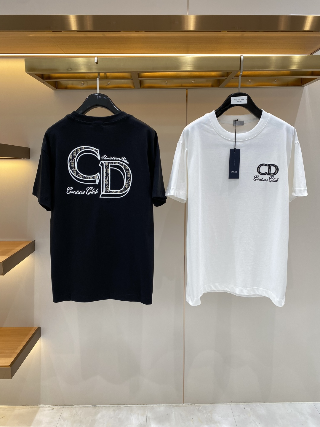 NO:955470,'Dijia' 2026 new launch counter latest short-sleeved round neck T-shirt, high-end custom design, avant-garde and fashionable!  Brand logo craft design, high-end customized fabrics. Soft to the touch. Comfortable to wear. Counter-level exquisite stitching. Fine workmanship. The upper body effect is incomparably handsome!  A must-have item for a stylish man!  Size S—XXL next day, dior, T-shirt, tees, t-shirt,19860909《迪家》 2026新款首发专柜最新款短袖圆领T恤 高端订制 设计前卫时尚！品牌logo工艺设计 高端定制面料.手感柔软.穿着舒适.专柜级别精致车线.做工精细.上身效果无敌帅气！型男必备单品！码数S—XXL隔天,,dior,T-shirt,tees，t-shirt,,Men's clothing
