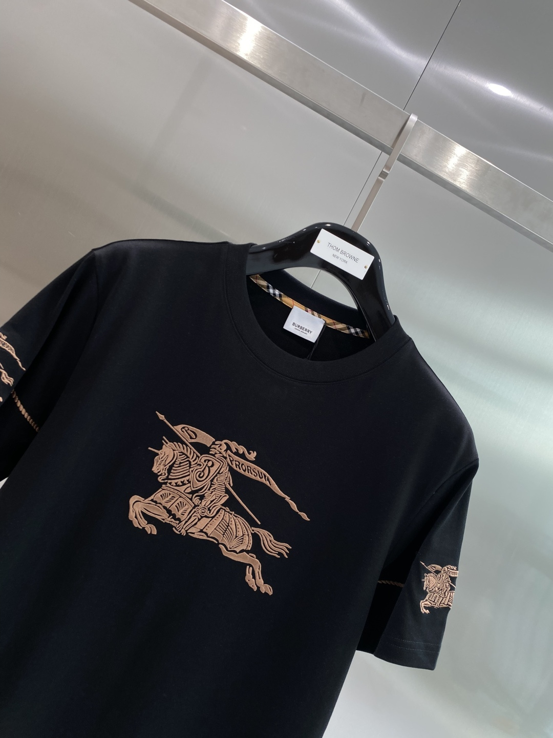 《𝙉𝙚𝙬🖤❤️巴家》2026新款首发专柜最新款短袖圆领T恤 高端订制 设计前卫时尚！刺绣品牌logo工艺