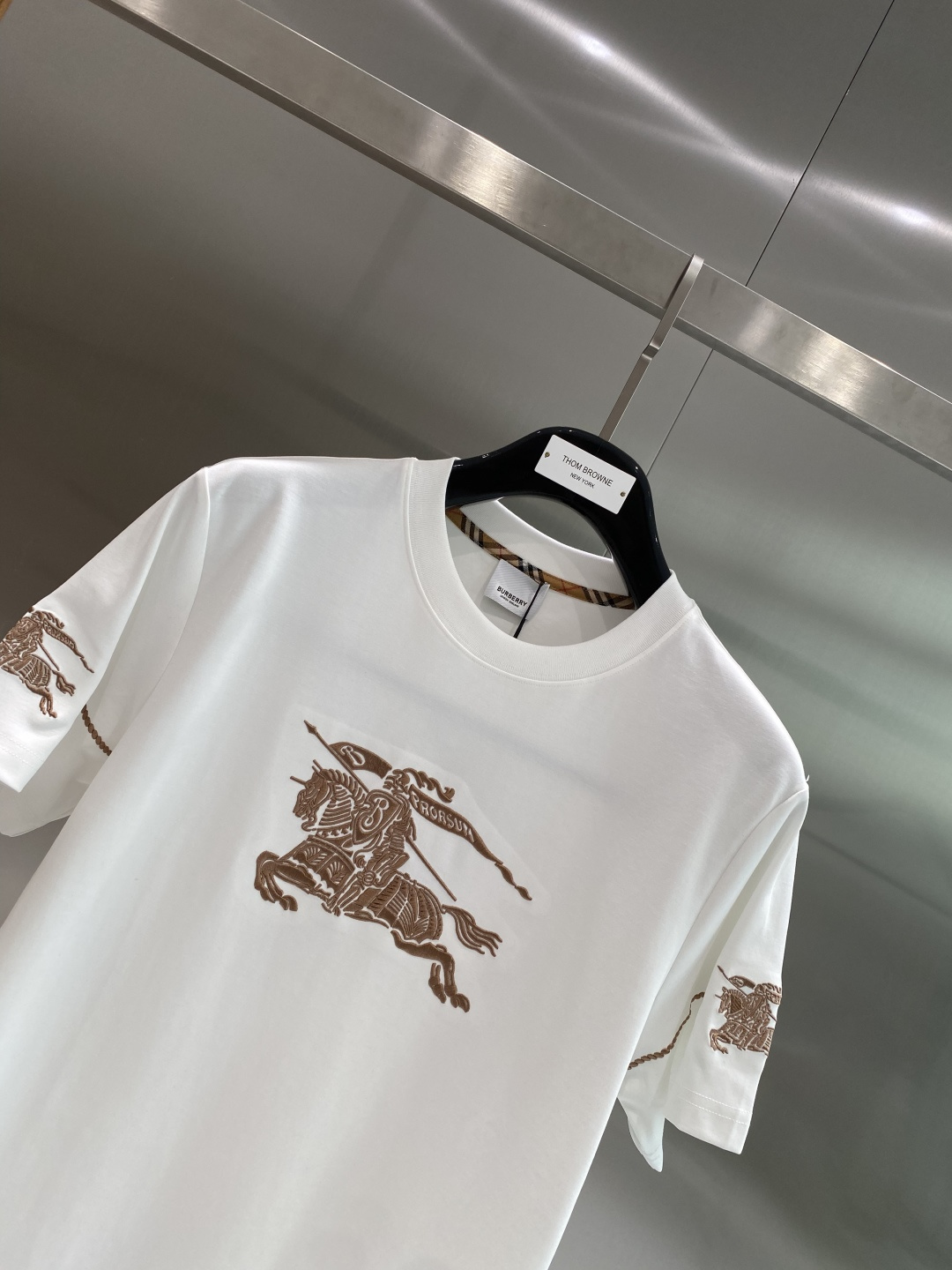 《𝙉𝙚𝙬🖤❤️巴家》2026新款首发专柜最新款短袖圆领T恤 高端订制 设计前卫时尚！刺绣品牌logo工艺