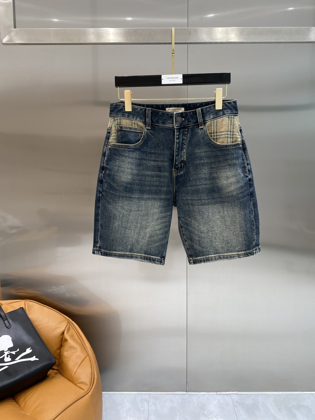 NO:928399,'Bajia' 26SS new denim shorts, high-end version!  Custom-made fabrics at the counter are highly breathable and comfortable, with impeccable details and brand element design concepts, reflecting high quality. It feels delicate and soft!  Presenting casual tailoring, the upper body shape is great. Size 29-36, next day, burberry, shorts,19860909《巴家》 26SS新款 牛仔短裤,高端版本！专柜定制面料 透气舒适度高,细节无可挑剔,品牌元素设计理念,体现高品质.手感细腻柔软！呈现休闲裁剪,上身版型超赞.码数29-36隔天,,burberry,shorts,,Men's clothing