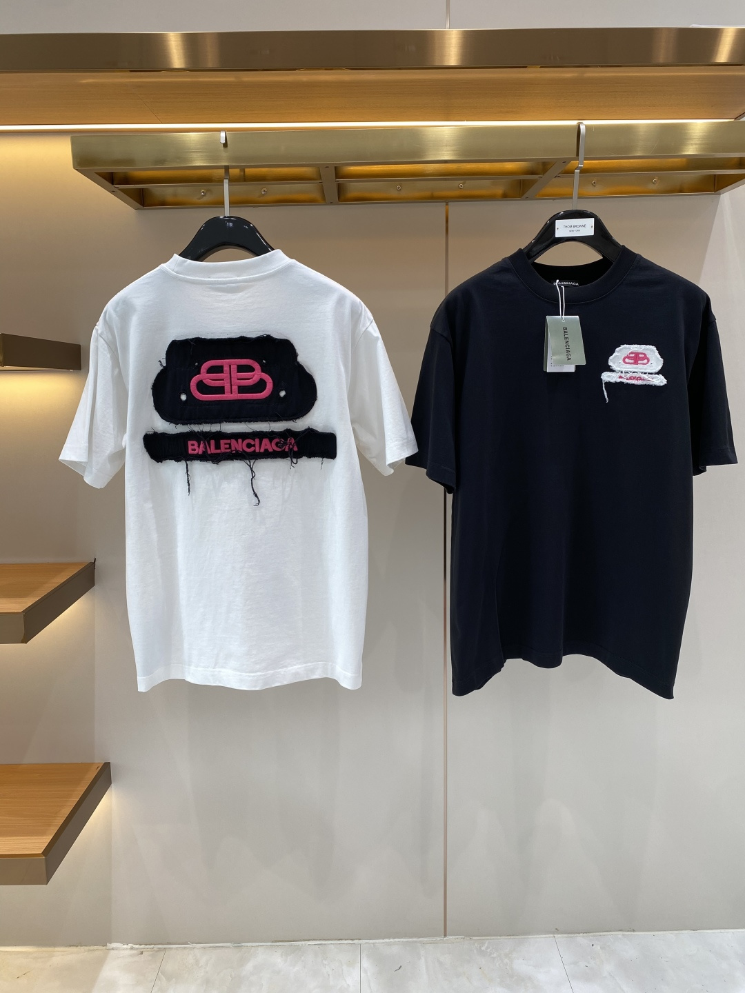 NO:915643,'Paris Home' 2026 new launch counter latest short-sleeved round neck T-shirt, high-end custom design, avant-garde and fashionable!  Brand logo craft design, high-end customized fabrics. Soft to the touch. Comfortable to wear. Counter-level exquisite stitching. Fine workmanship. The upper body effect is incomparably handsome!  A must-have item for a stylish man!  Size S-XXL next day,,balenciaga,T-shirt,tees,t-shirt,19860909《巴黎家》 2026新款首发专柜最新款短袖圆领T恤 高端订制 设计前卫时尚！品牌logo工艺设计 高端定制面料.手感柔软.穿着舒适.专柜级别精致车线.做工精细.上身效果无敌帅气！型男必备单品！码数S-XXL 隔天,,balenciaga,T-shirt,tees，t-shirt,,Men's clothing