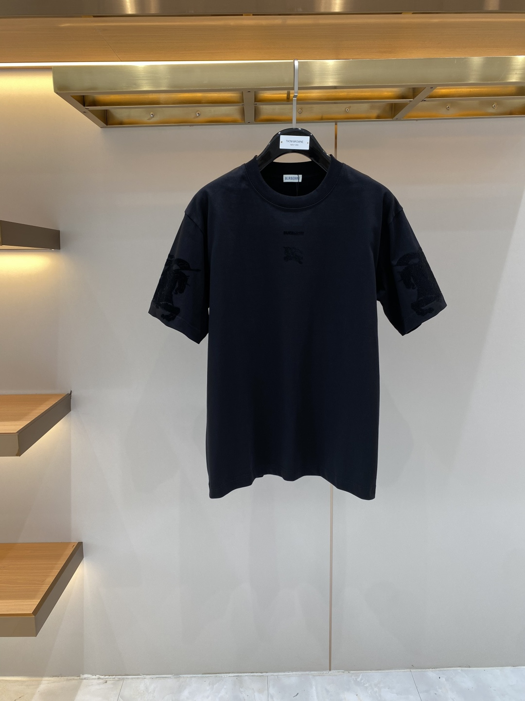 NO:915646,'Bajia' 2026 new launch counter latest short-sleeved round neck T-shirt, high-end custom design, avant-garde and fashionable!  Brand logo craft design, high-end customized fabrics. Soft to the touch. Comfortable to wear. Counter-level exquisite stitching. Fine workmanship. The upper body effect is incomparably handsome!  A must-have item for a stylish man!  Size S-XXL next day,,burberry,T-shirt,tees,t-shirt,19860909《巴家》 2026新款首发专柜最新款短袖圆领T恤 高端订制 设计前卫时尚！品牌logo工艺设计 高端定制面料.手感柔软.穿着舒适.专柜级别精致车线.做工精细.上身效果无敌帅气！型男必备单品！码数S-XXL 隔天,,burberry,T-shirt,tees，t-shirt,,Men's clothing