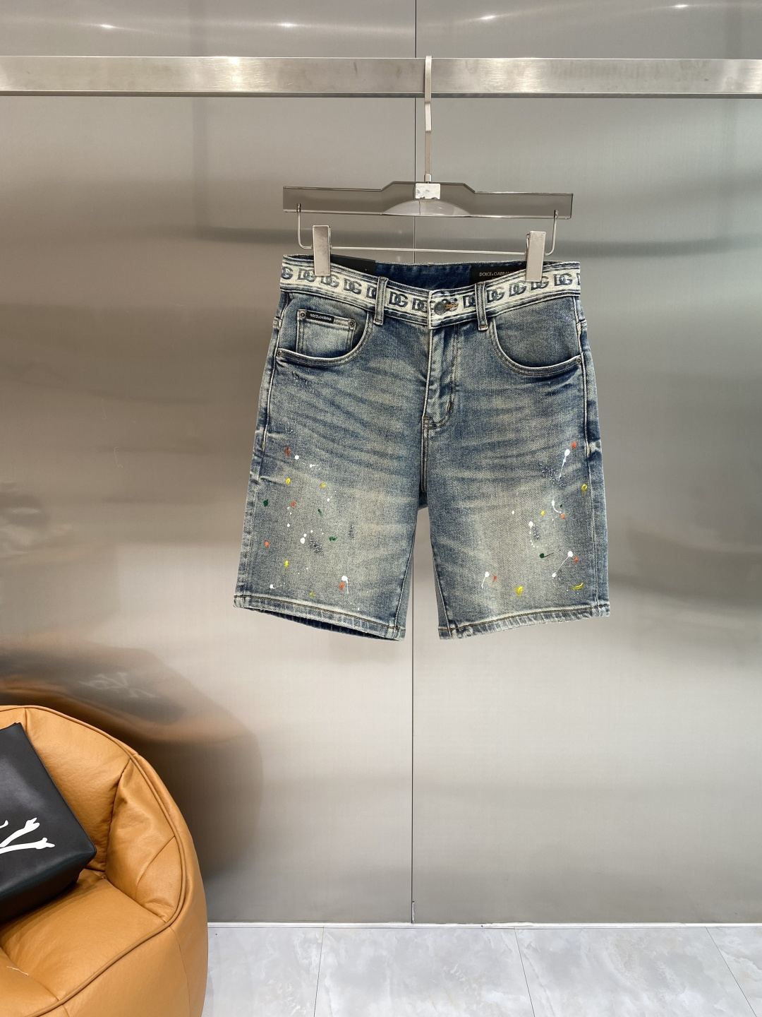 NO:928384,'DG Home' 26SS new denim shorts, high-end version!  Custom-made fabrics at the counter are highly breathable and comfortable, with impeccable details and brand element design concepts, reflecting high quality. It feels delicate and soft!  Presenting casual tailoring, the upper body shape is awesome. Size 29-36, next day, gucci, shorts,19860909《DG家》 26SS新款 牛仔短裤,高端版本！专柜定制面料 透气舒适度高,细节无可挑剔,品牌元素设计理念,体现高品质.手感细腻柔软！呈现休闲裁剪,上身版型超赞.码数29-36隔天,,gucci,shorts,,Men's clothing