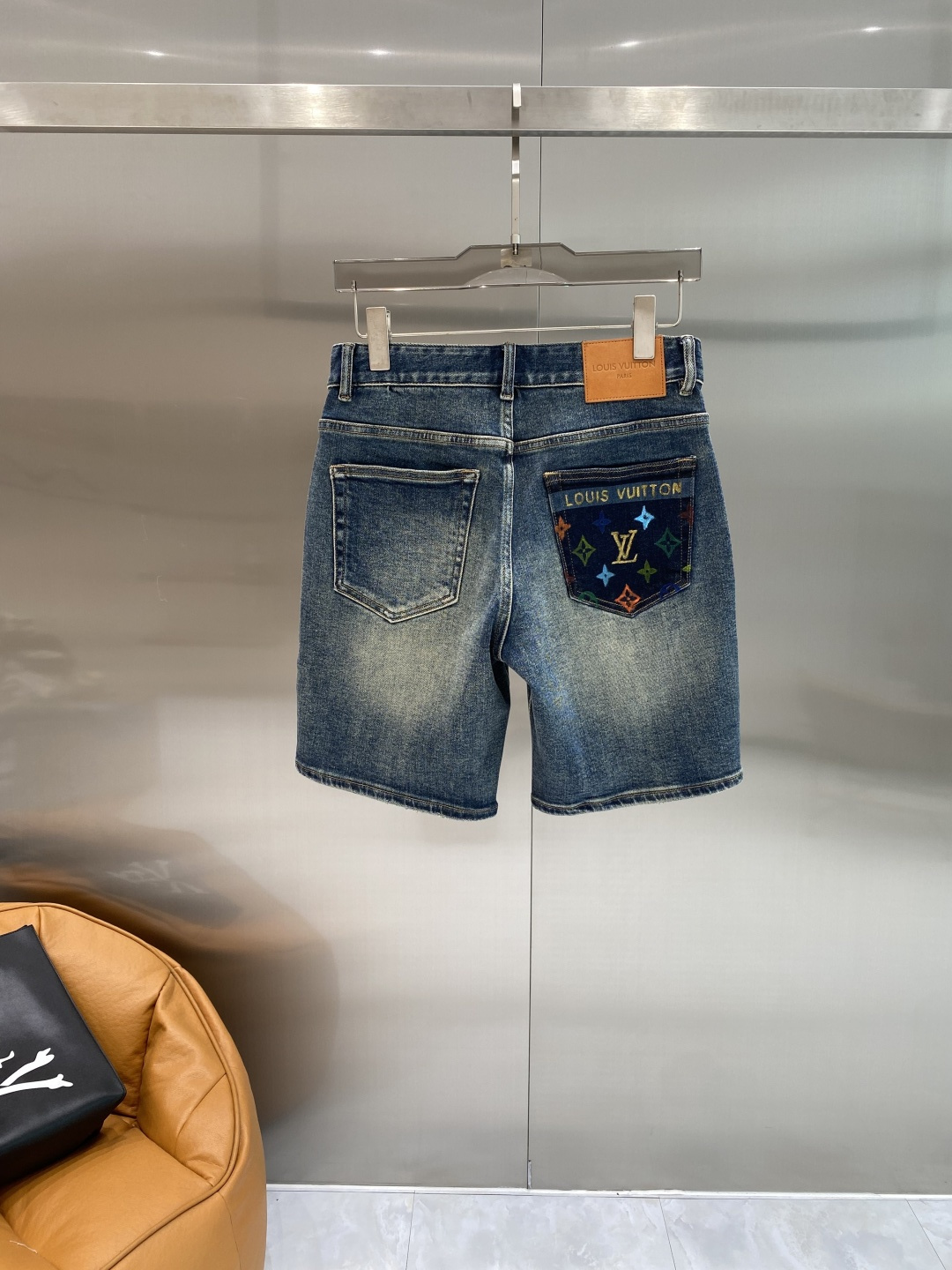 NO:928376,'Donkey Family' 26SS new denim shorts, high-end version!  Custom-made fabrics at the counter are highly breathable and comfortable, with impeccable details and brand element design concepts, reflecting high quality. It feels delicate and soft!  Presenting casual tailoring, the upper body shape is awesome. Size 29-36, next day,, louis vuitton, louis vuitton, shorts,19860909《驴家》 26SS新款 牛仔短裤,高端版本！专柜定制面料 透气舒适度高,细节无可挑剔,品牌元素设计理念,体现高品质.手感细腻柔软！呈现休闲裁剪,上身版型超赞.码数29-36隔天,,louis vuitton,louis vuitton,shorts,,Men's clothing
