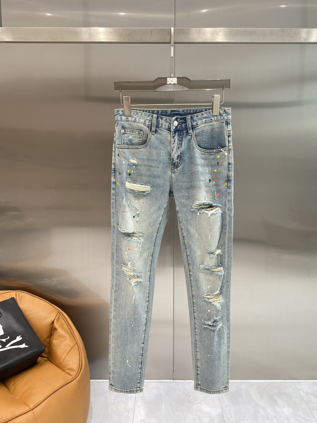 NO:928364,'AMRI Home' 26SS new high-end version of denim!  Custom-made fabrics at the counter are highly breathable and comfortable, with impeccable details and brand element design concepts, reflecting high quality. It feels delicate and soft!  It presents a casual cut, and the upper body shape is great. Size 29-36, next day,19860909《AMRI家》 26SS新款 牛仔高端版本！专柜定制面料 透气舒适度高,细节无可挑剔,品牌元素设计理念,体现高品质.手感细腻柔软！呈现休闲裁剪,上身版型超赞.码数29-36隔天,,,Men's clothing