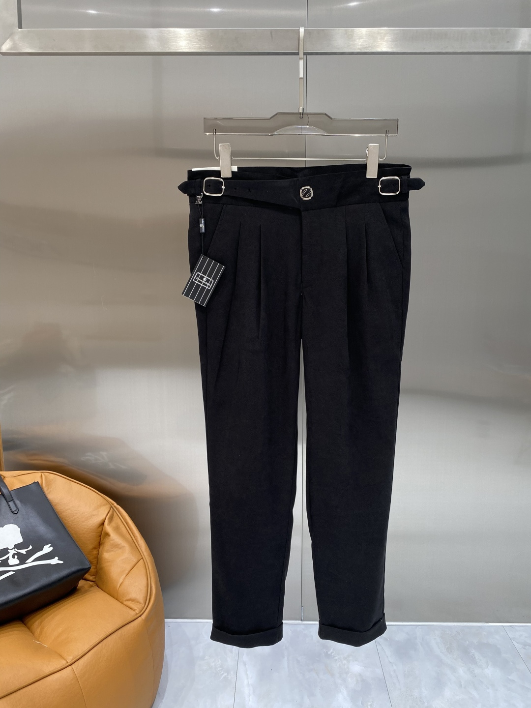 NO:913272,'Jenny's House' 2026 trousers are both elegant and capable!  The pants have a slim fit and smooth lines, which can well modify the leg lines, allowing you to show a confident posture in the office. The waist design is simple and elegant, and the buttons are exquisite, making it easy to put on and take off. The pockets on both sides are practical and beautiful, and the details show quality. The fabric is crisp and textured, with a great drape, and it is not easy to wrinkle after sitting for a long time29-36,,zegna,19860909《杰尼家》 2026西裤 优雅干练两不误！裤子版型修身,线条流畅,能很好地修饰腿部线条,让你在办公室也能展现出自信的姿态.腰部设计简洁大方,纽扣精致,穿脱方便又舒适.两侧的口袋实用又美观,细节之处尽显品质 .面料挺括有质感,垂坠感很棒,久坐也不易起皱29-36,,zegna,,Men's clothing