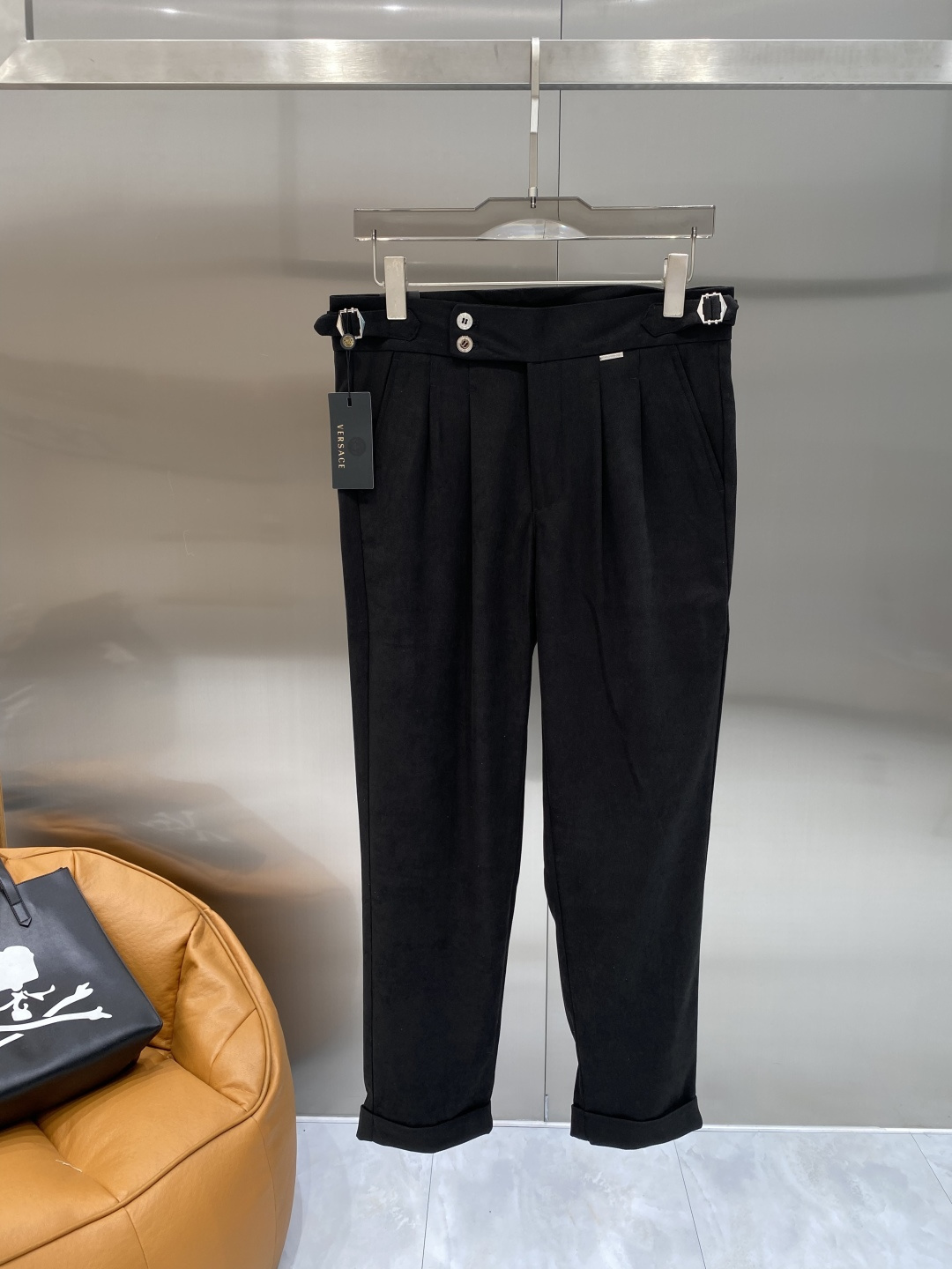 NO:913269,'Fan Family' 2026 trousers are both elegant and capable!  The pants have a slim fit and smooth lines, which can well modify the leg lines, allowing you to show a confident posture in the office. The waist design is simple and elegant, and the buttons are exquisite, making it easy to put on and take off. The pockets on both sides are practical and beautiful, and the details show quality. The fabric is crisp and textured, with a great drape, and it is not easy to wrinkle after sitting for a long time29-36,,19860909《范家》 2026西裤 优雅干练两不误！裤子版型修身,线条流畅,能很好地修饰腿部线条,让你在办公室也能展现出自信的姿态.腰部设计简洁大方,纽扣精致,穿脱方便又舒适.两侧的口袋实用又美观,细节之处尽显品质 .面料挺括有质感,垂坠感很棒,久坐也不易起皱29-36,,,Men's clothing