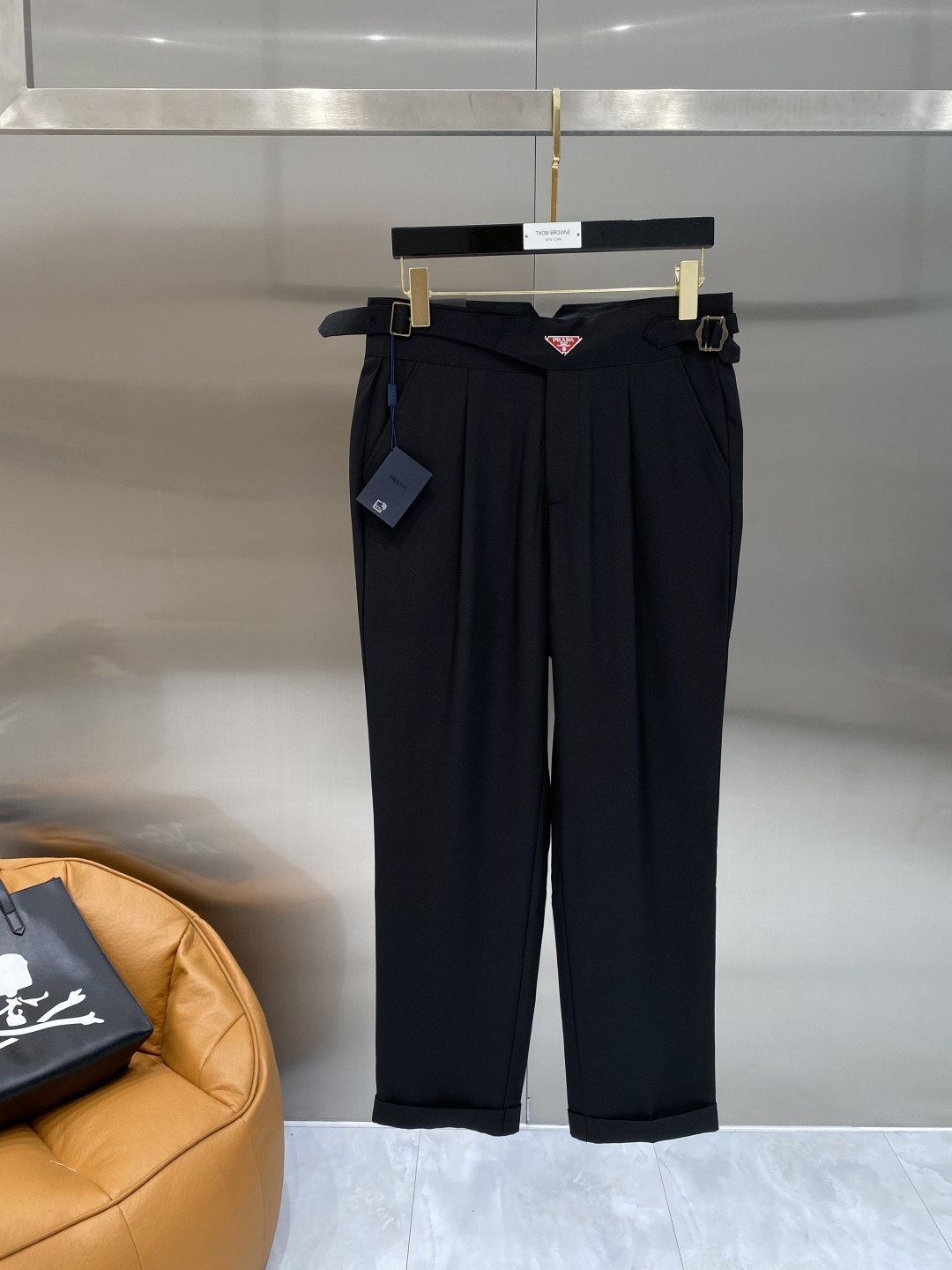 NO:913260,'Pu Jia' 2026 trousers are both elegant and capable!  The pants have a slim fit and smooth lines, which can well modify the leg lines, allowing you to show a confident posture in the office. The waist design is simple and elegant, and the buttons are exquisite, making it easy to put on and take off. The pockets on both sides are practical and beautiful, and the details show quality. The fabric is crisp and textured, with a great drape, and it is not easy to wrinkle after sitting for a long time29-36,, prada,19860909《普家》 2026西裤 优雅干练两不误！裤子版型修身,线条流畅,能很好地修饰腿部线条,让你在办公室也能展现出自信的姿态.腰部设计简洁大方,纽扣精致,穿脱方便又舒适.两侧的口袋实用又美观,细节之处尽显品质 .面料挺括有质感,垂坠感很棒,久坐也不易起皱29-36,,prada,,Men's clothing