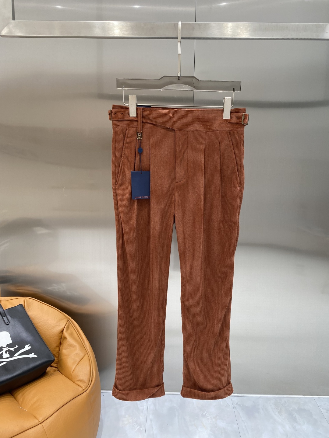 NO:913263,'Donkey Family' 2026 trousers are both elegant and capable!  The pants have a slim fit and smooth lines, which can well modify the leg lines and allow you to show a confident posture in the office. The waist design is simple and elegant, and the buttons are exquisite, making it easy to put on and take off. The pockets on both sides are practical and beautiful, and the details show quality. The fabric is crisp and textured, with a great drape, and it is not easy to wrinkle after sitting for a long time. 29-36,, louis vuitton, louis vuitton,19860909《驴家》 2026西裤 优雅干练两不误！裤子版型修身,线条流畅,能很好地修饰腿部线条,让你在办公室也能展现出自信的姿态.腰部设计简洁大方,纽扣精致,穿脱方便又舒适.两侧的口袋实用又美观,细节之处尽显品质 .面料挺括有质感,垂坠感很棒,久坐也不易起皱29-36,,louis vuitton,louis vuitton,,Men's clothing